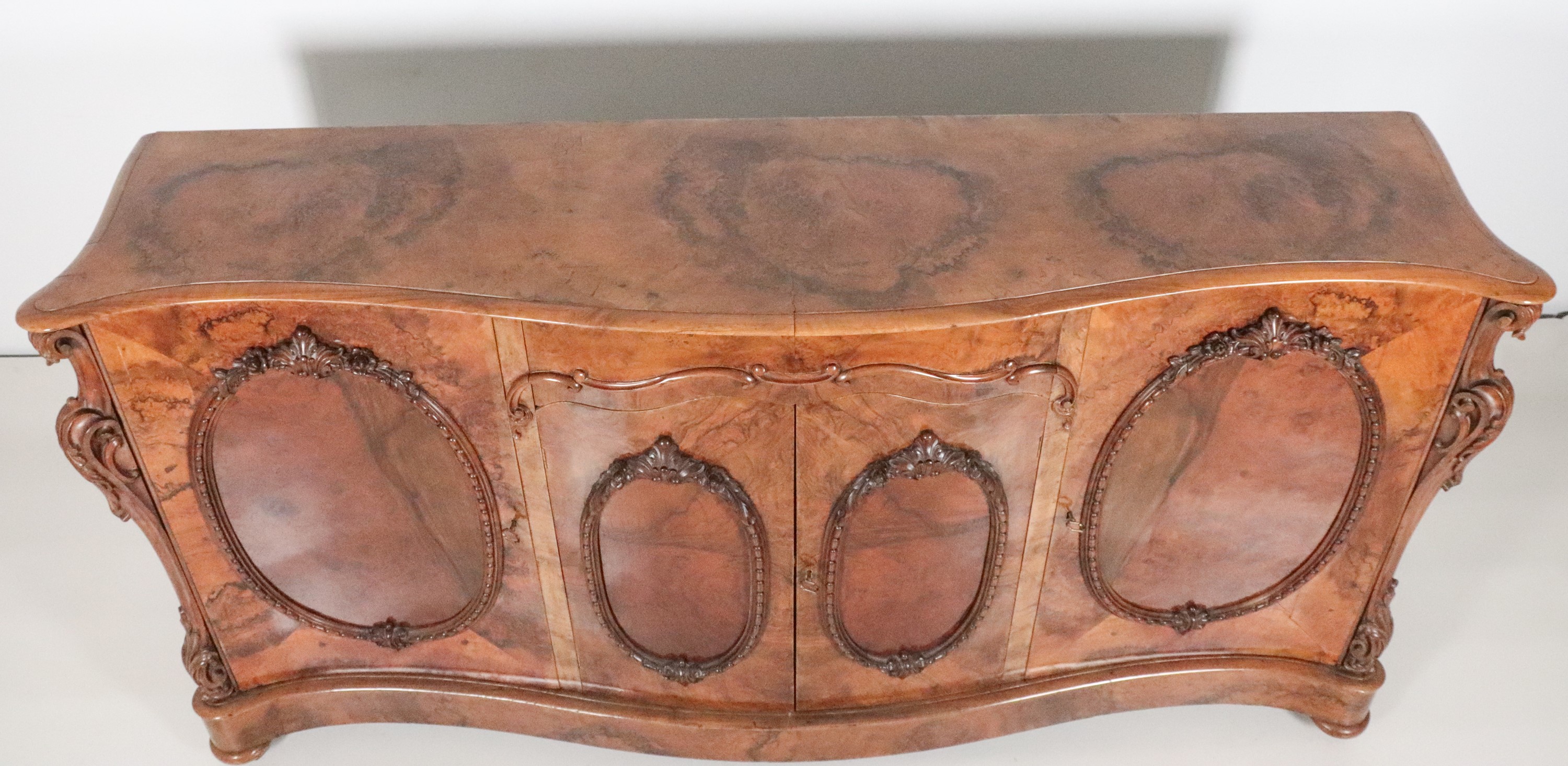 Servante in noce a forma centinata