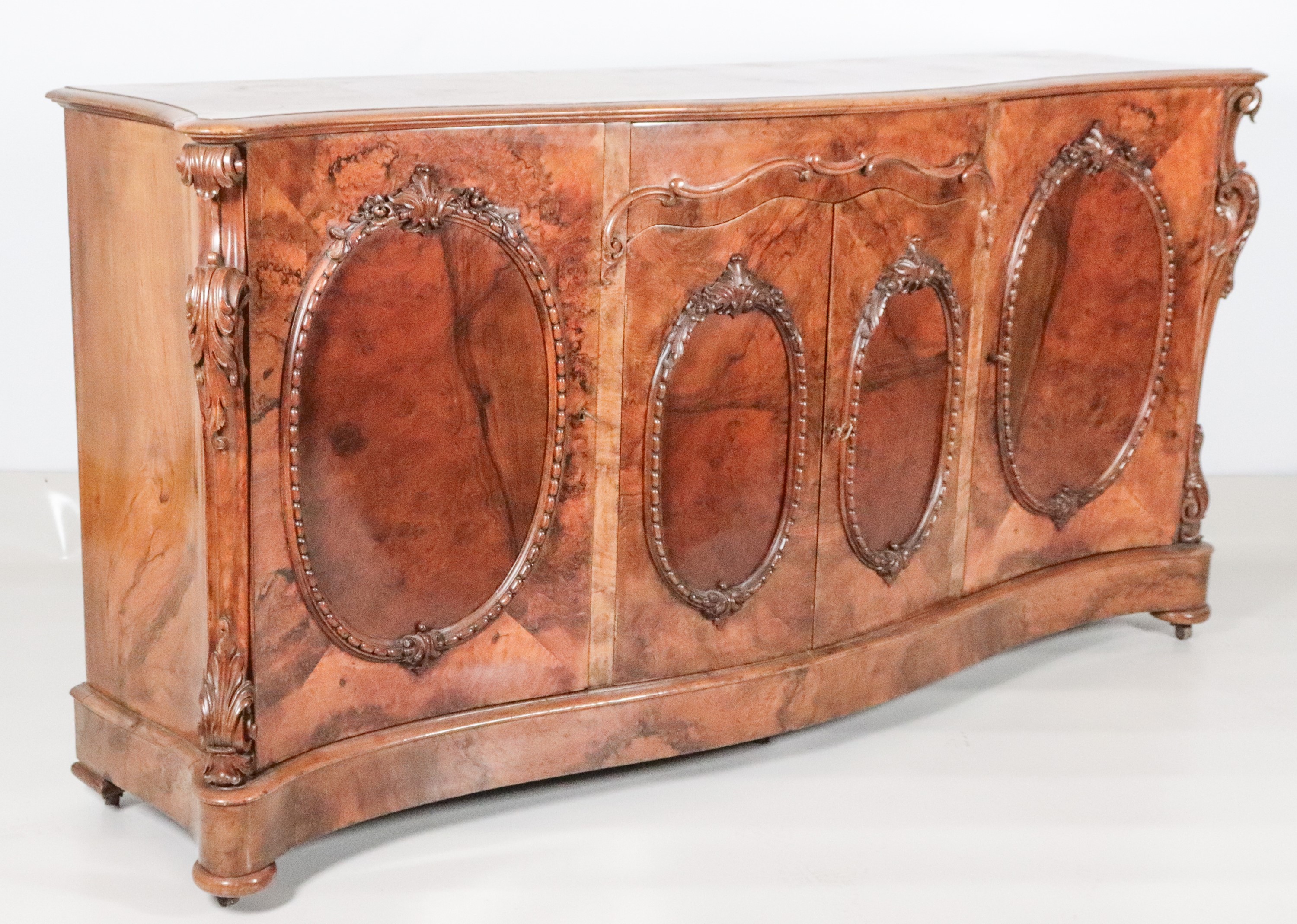 Servante in noce a forma centinata