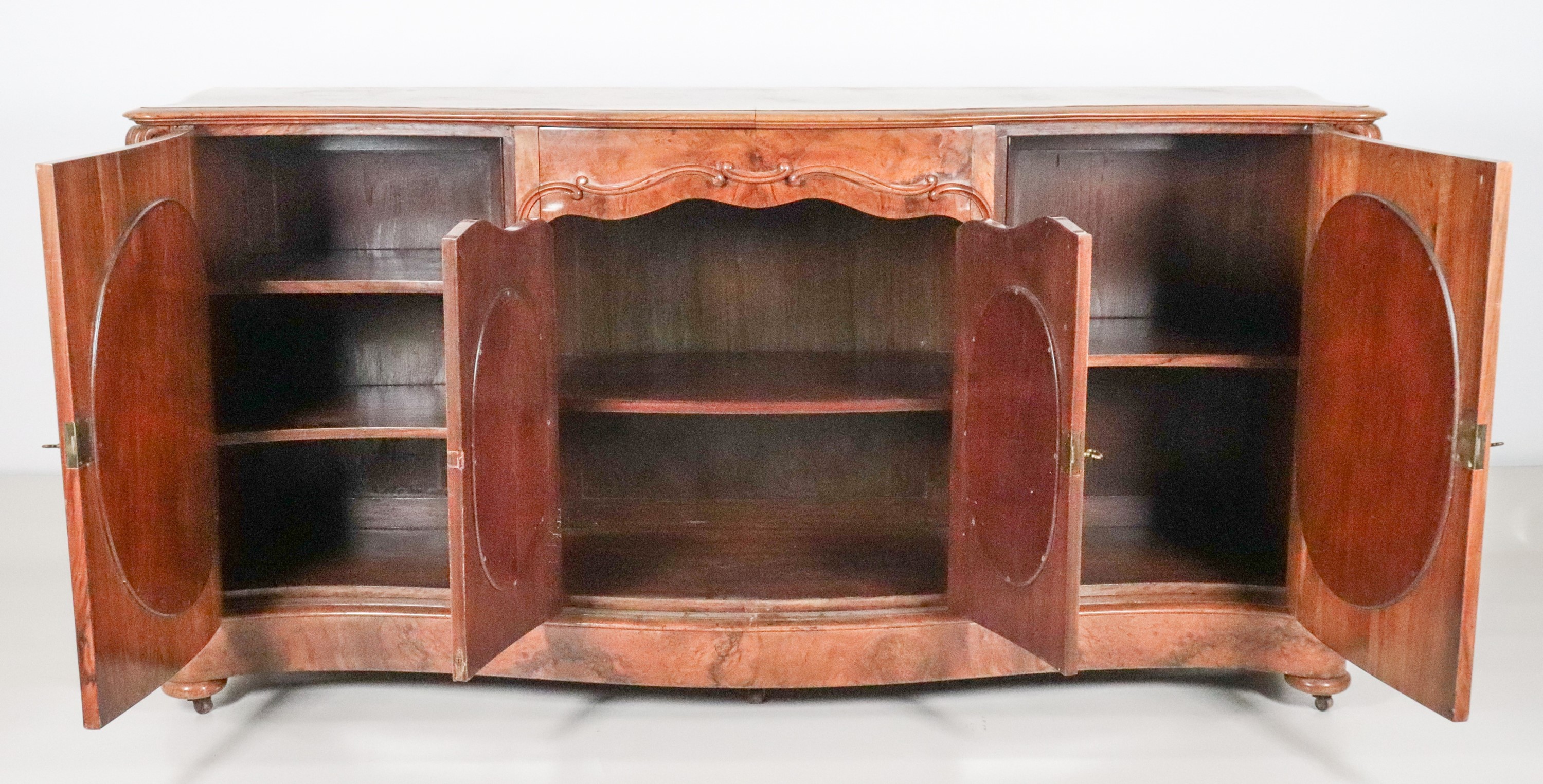 Servante in noce a forma centinata