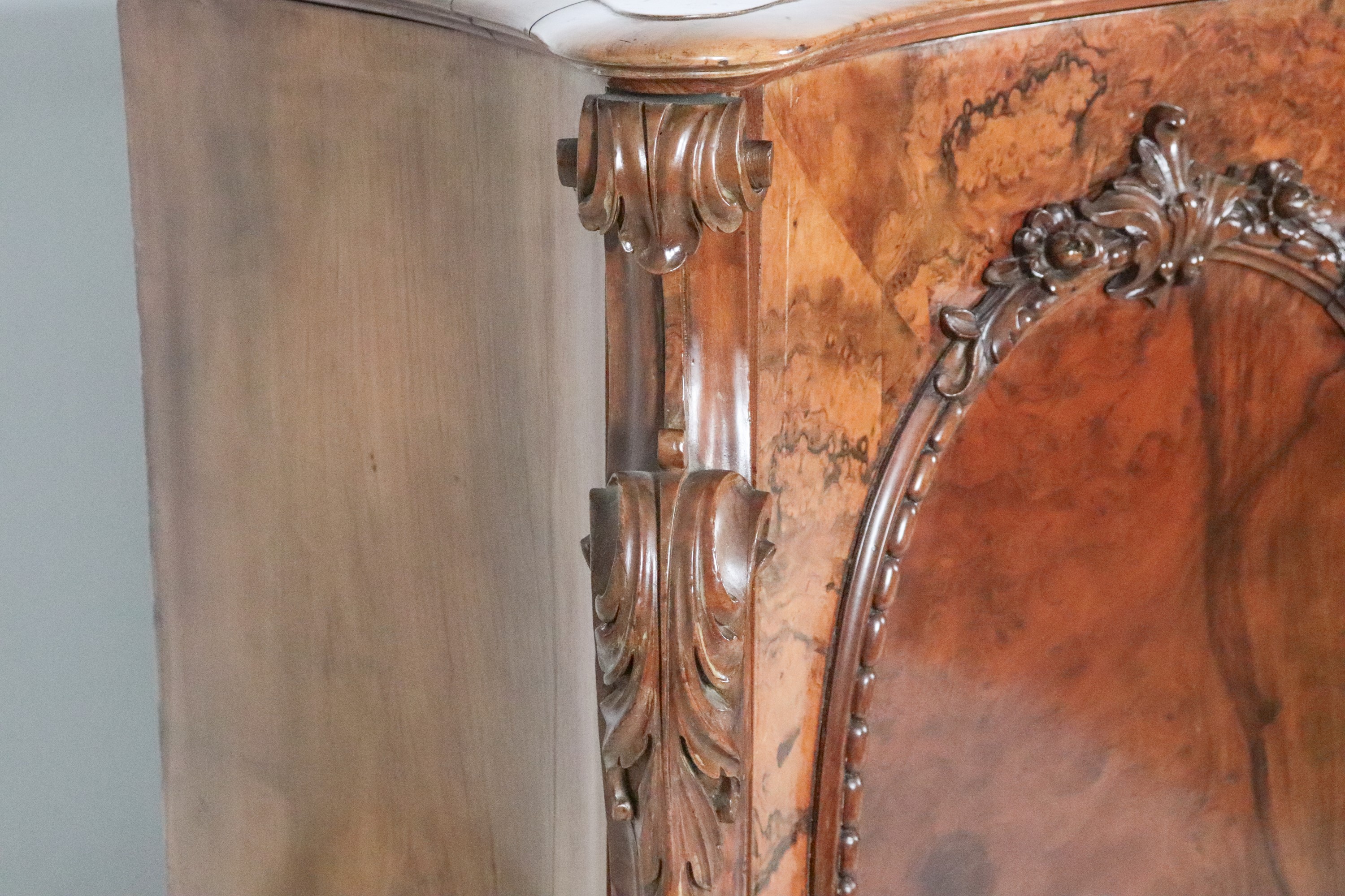 Servante in noce a forma centinata