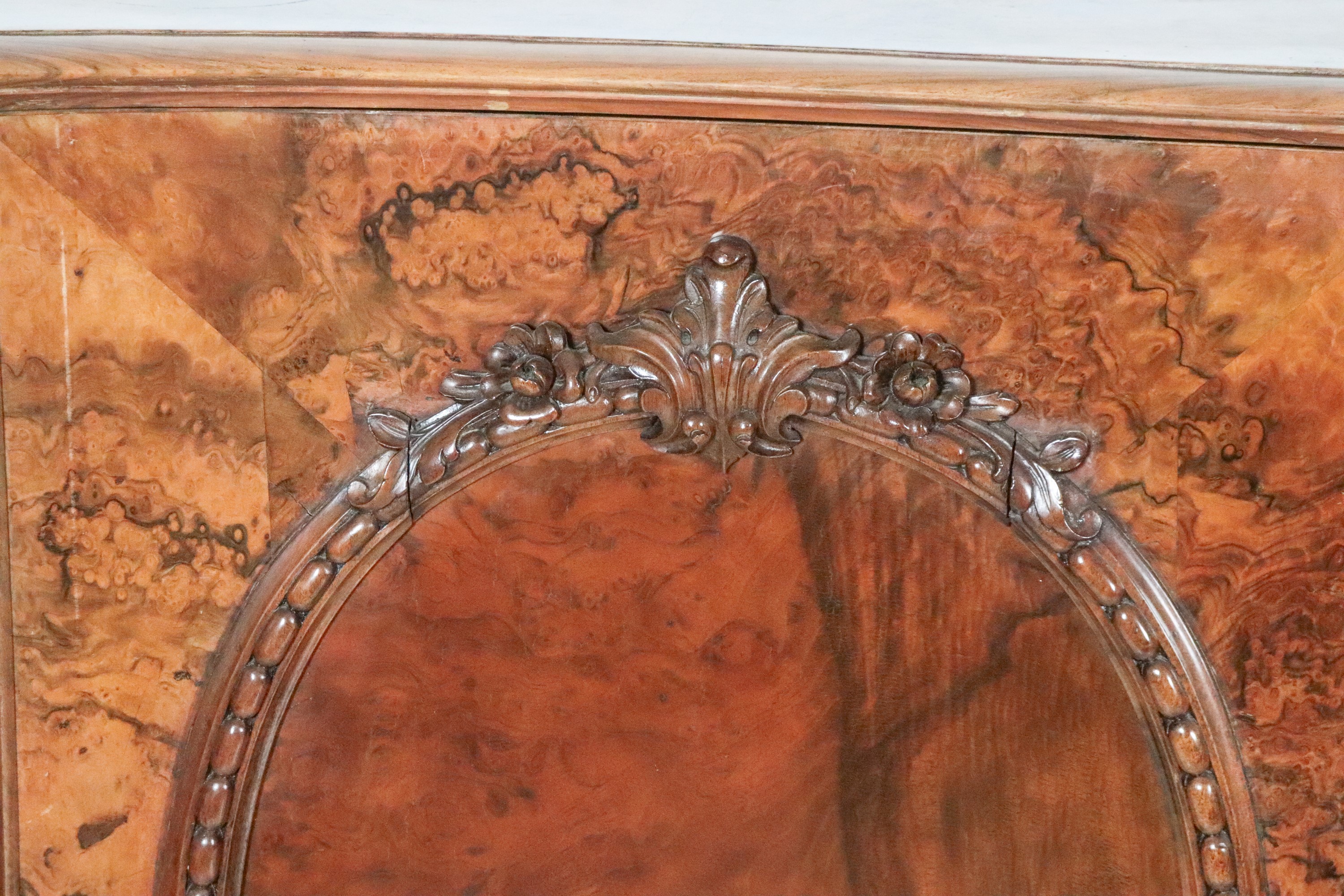 Servante in noce a forma centinata