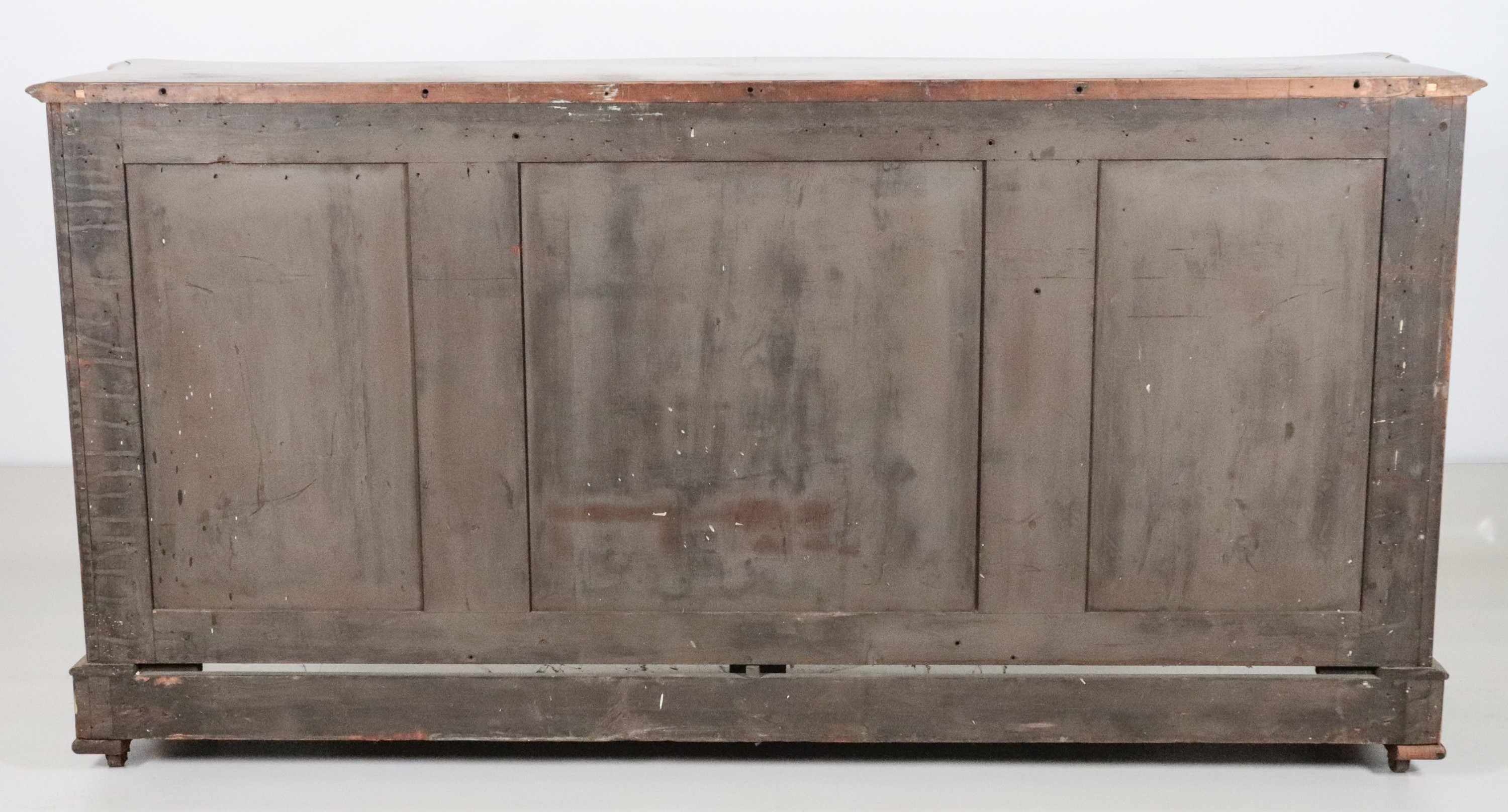 Servante in noce a forma centinata