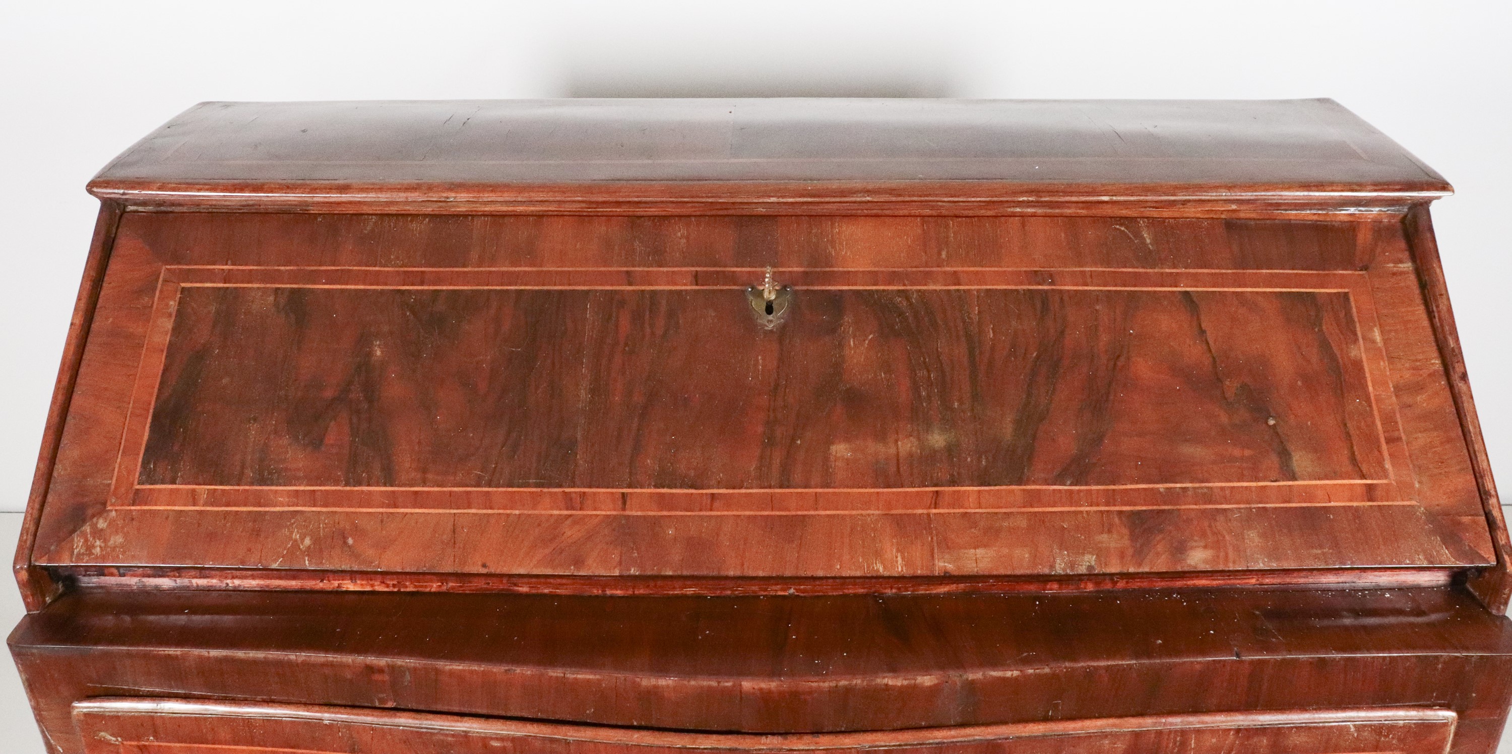 Ribalta in noce con filettature intarsiate