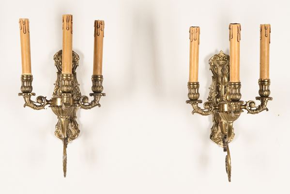 Coppia di appliques francesi di linea Impero in bronzo dorato