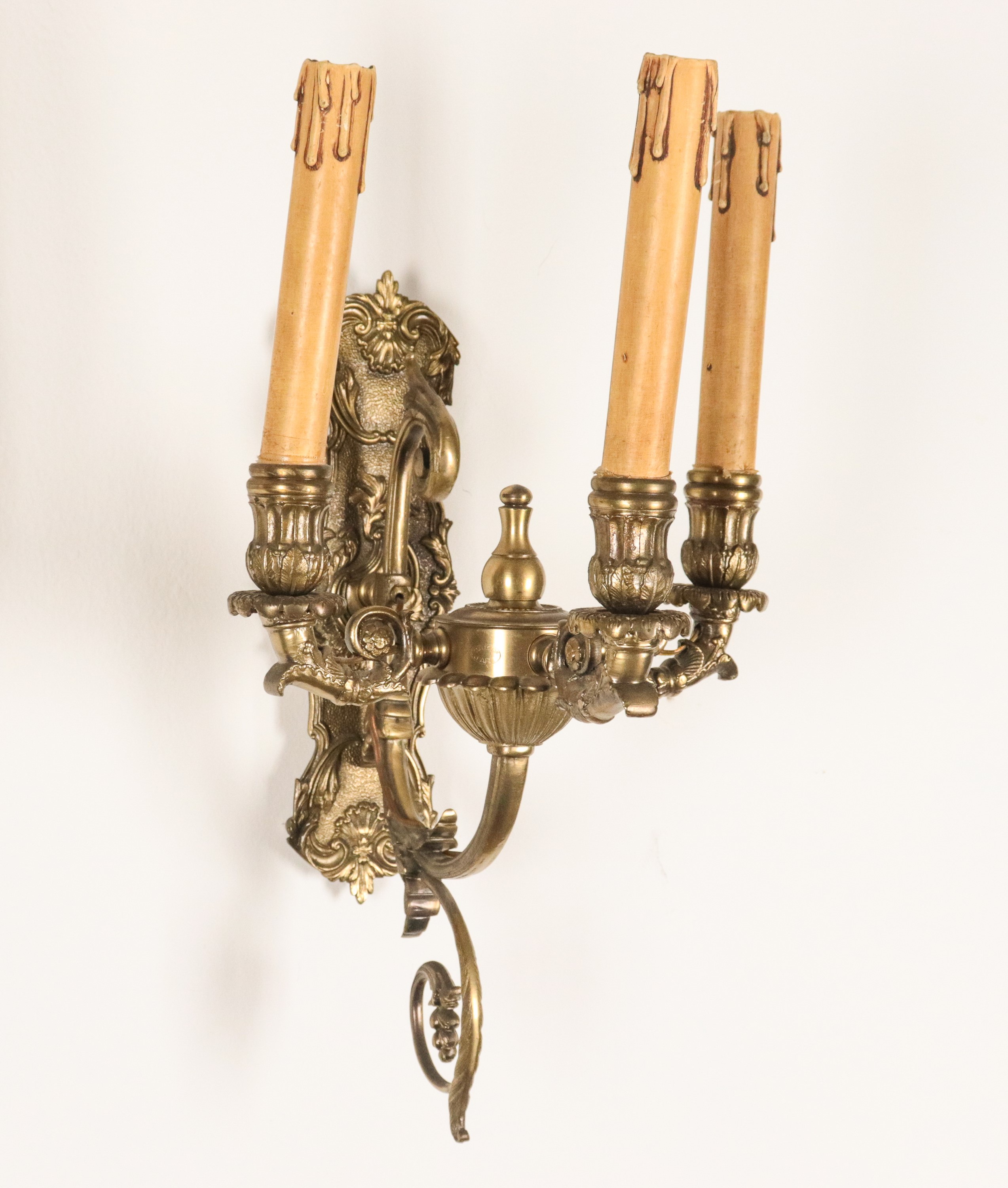 Coppia di appliques francesi di linea Impero in bronzo dorato