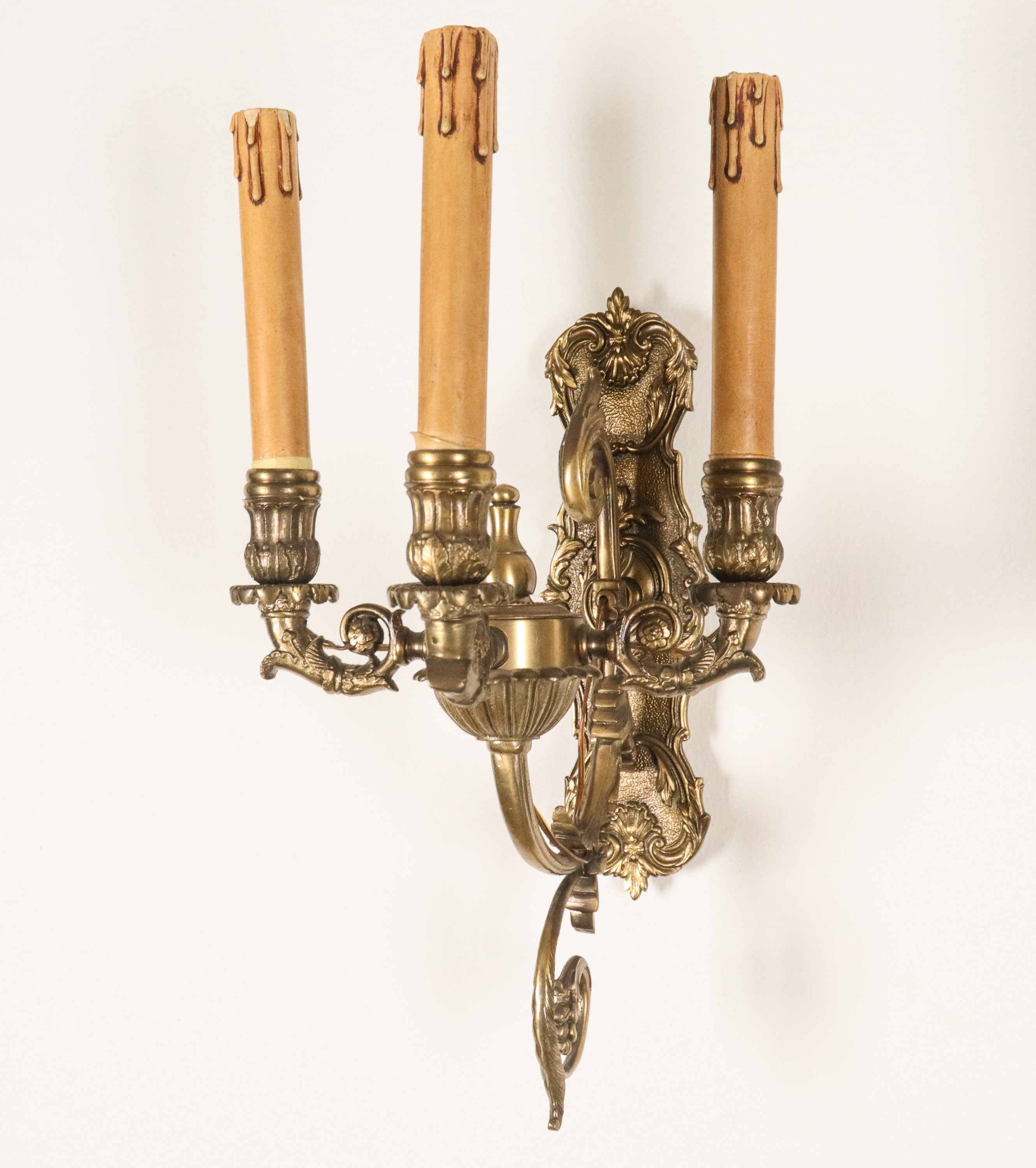 Coppia di appliques francesi di linea Impero in bronzo dorato