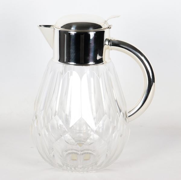 Caraffa in cristallo molato con manico e bordo in metallo argentato