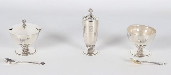 Lotto in argento Giorgio V, saliera, pepiera e mostardiera  (3 pz.), gr. 180