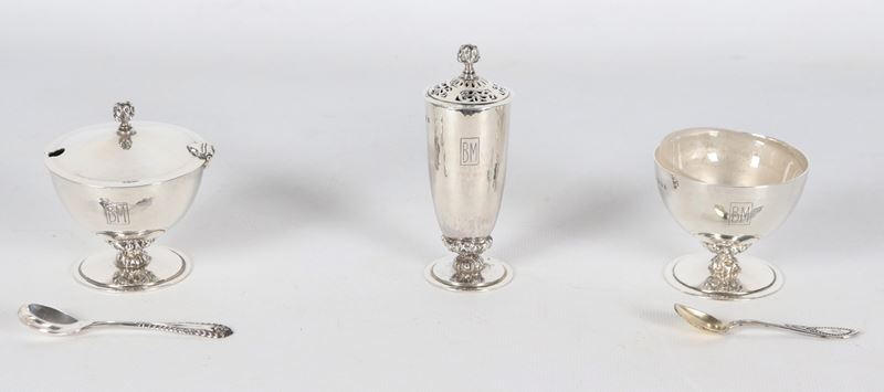 Lotto in argento Giorgio V, saliera, pepiera e mostardiera (3 pz.), gr. 180