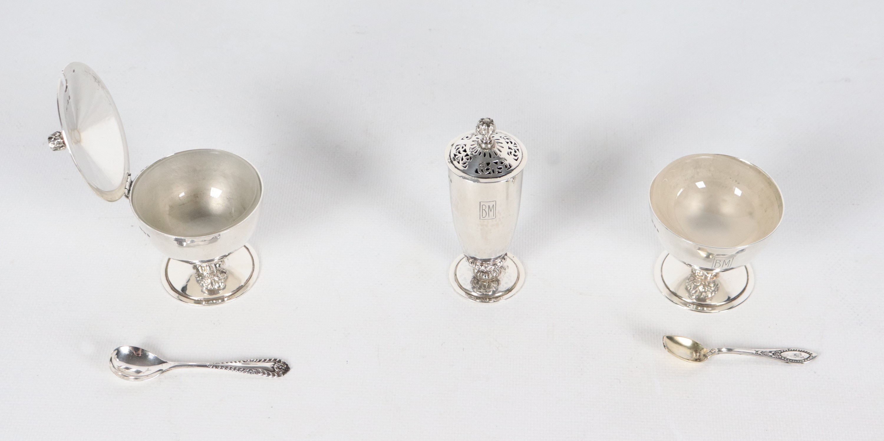 Lotto in argento Giorgio V, saliera, pepiera e mostardiera (3 pz.), gr. 180