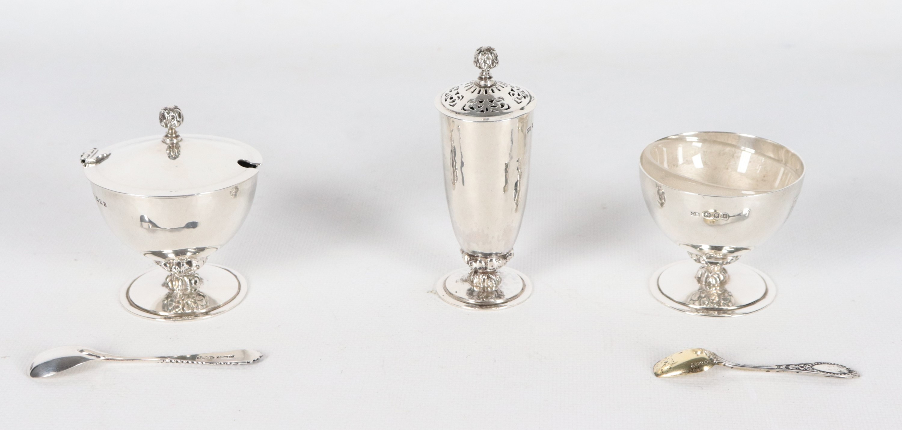 Lotto in argento Giorgio V, saliera, pepiera e mostardiera (3 pz.), gr. 180