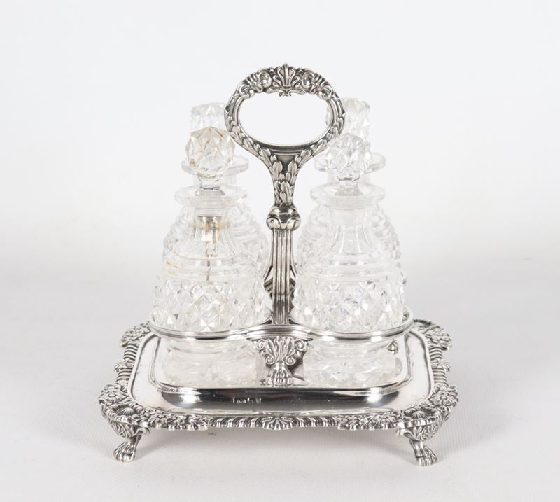 Cruet in argento con quattro ampolle in cristallo molato, gr. 420