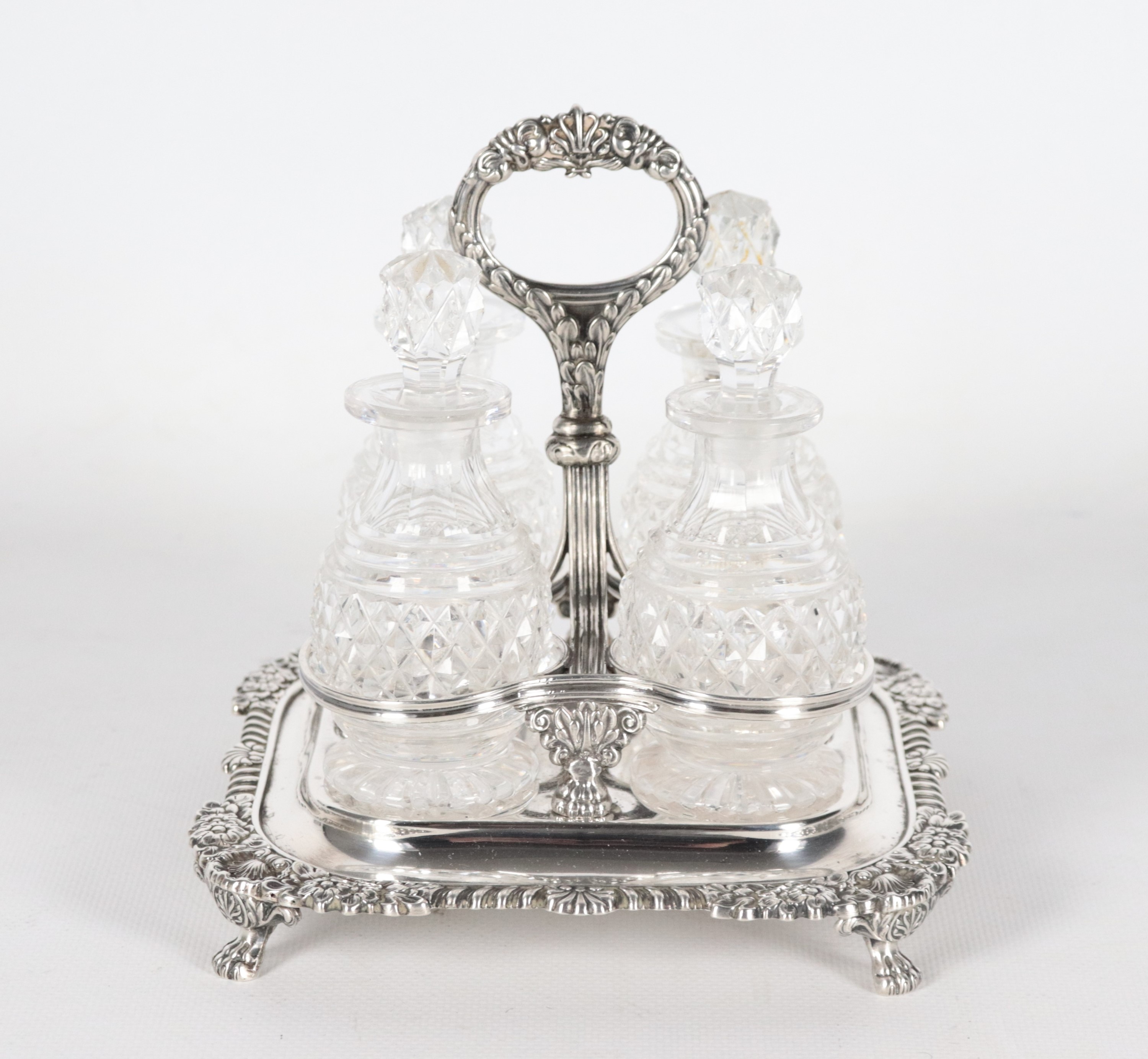 Cruet in argento con quattro ampolle in cristallo molato, gr. 420