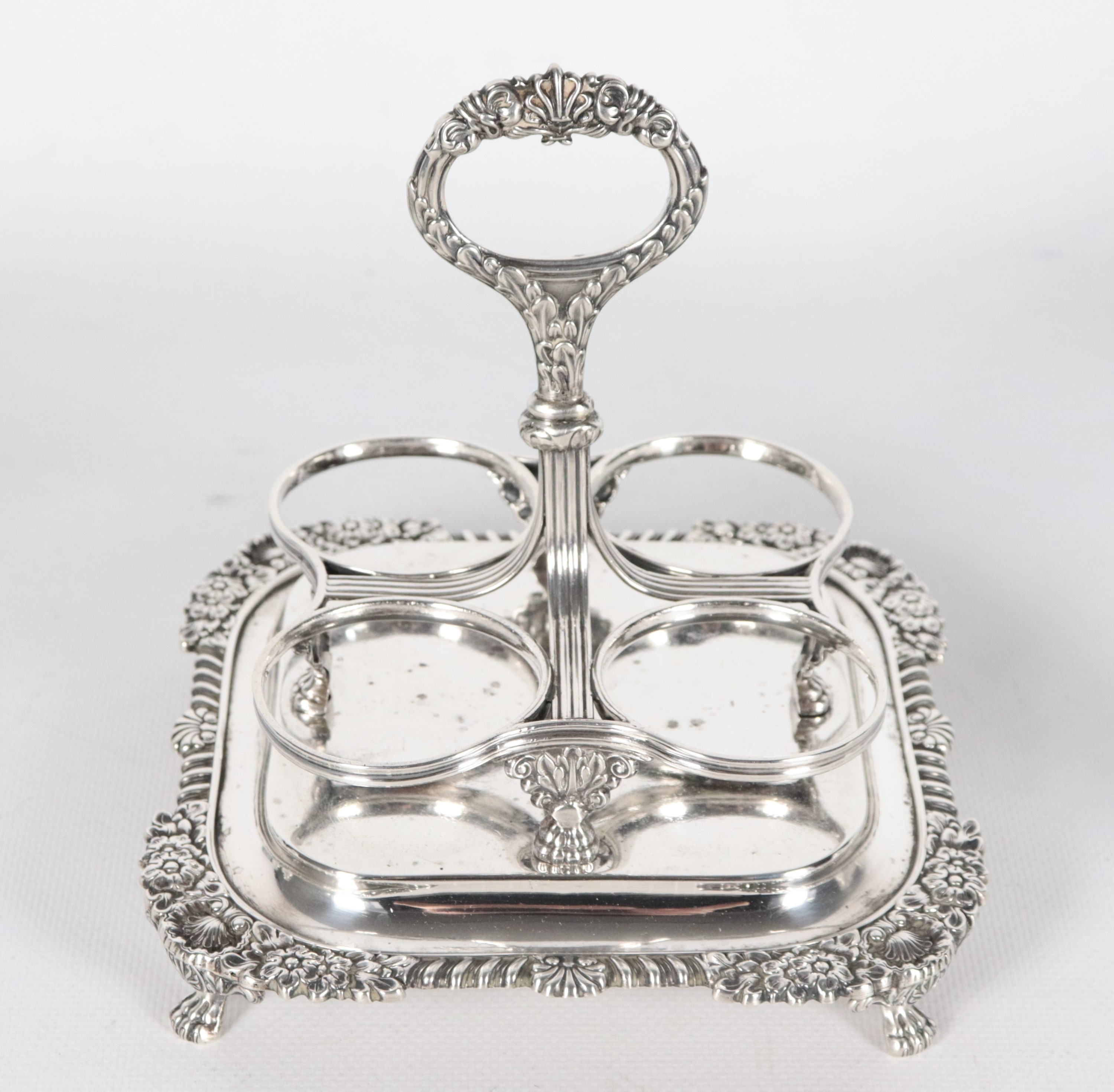 Cruet in argento con quattro ampolle in cristallo molato, gr. 420
