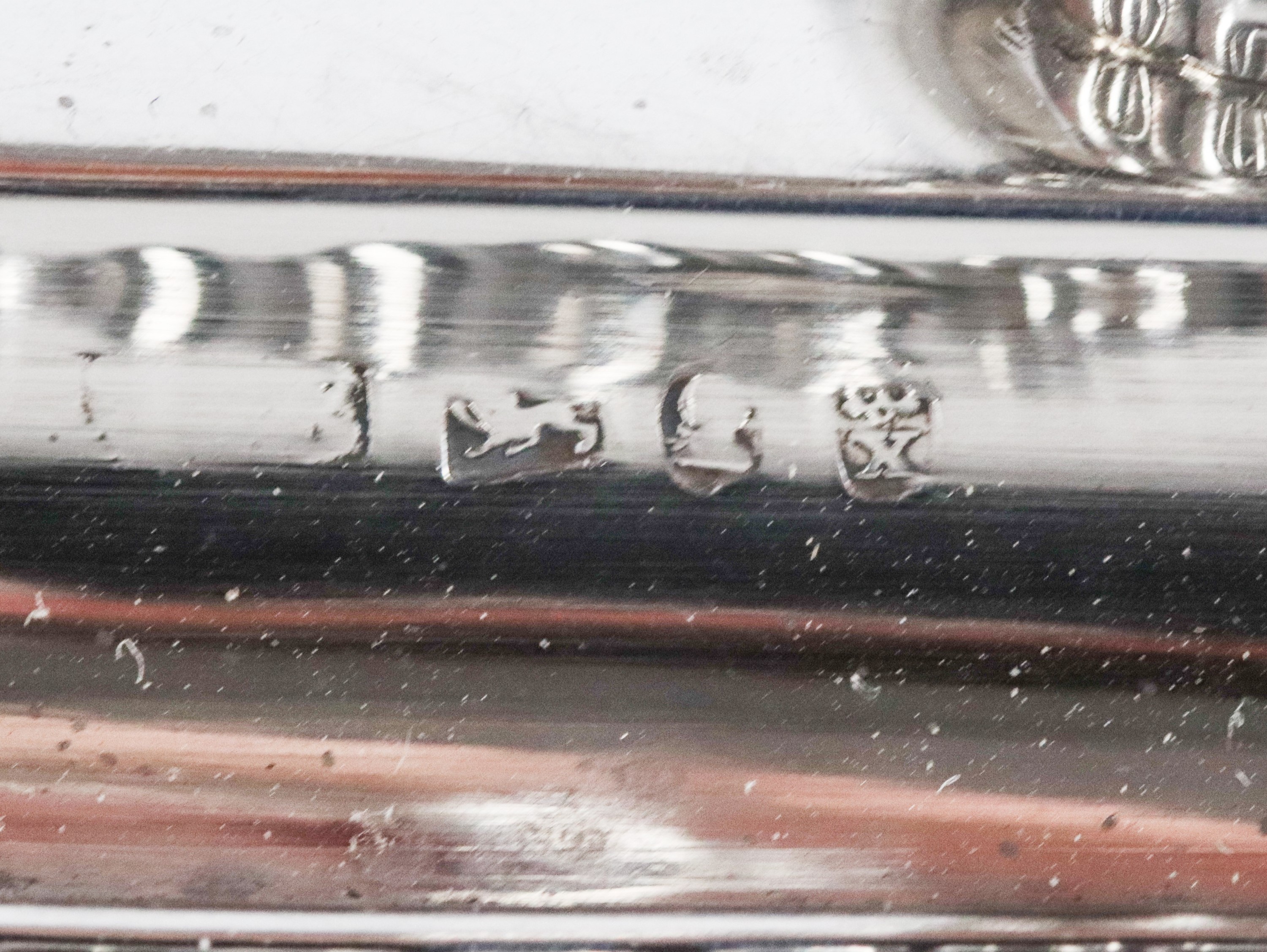 Cruet in argento con quattro ampolle in cristallo molato, gr. 420