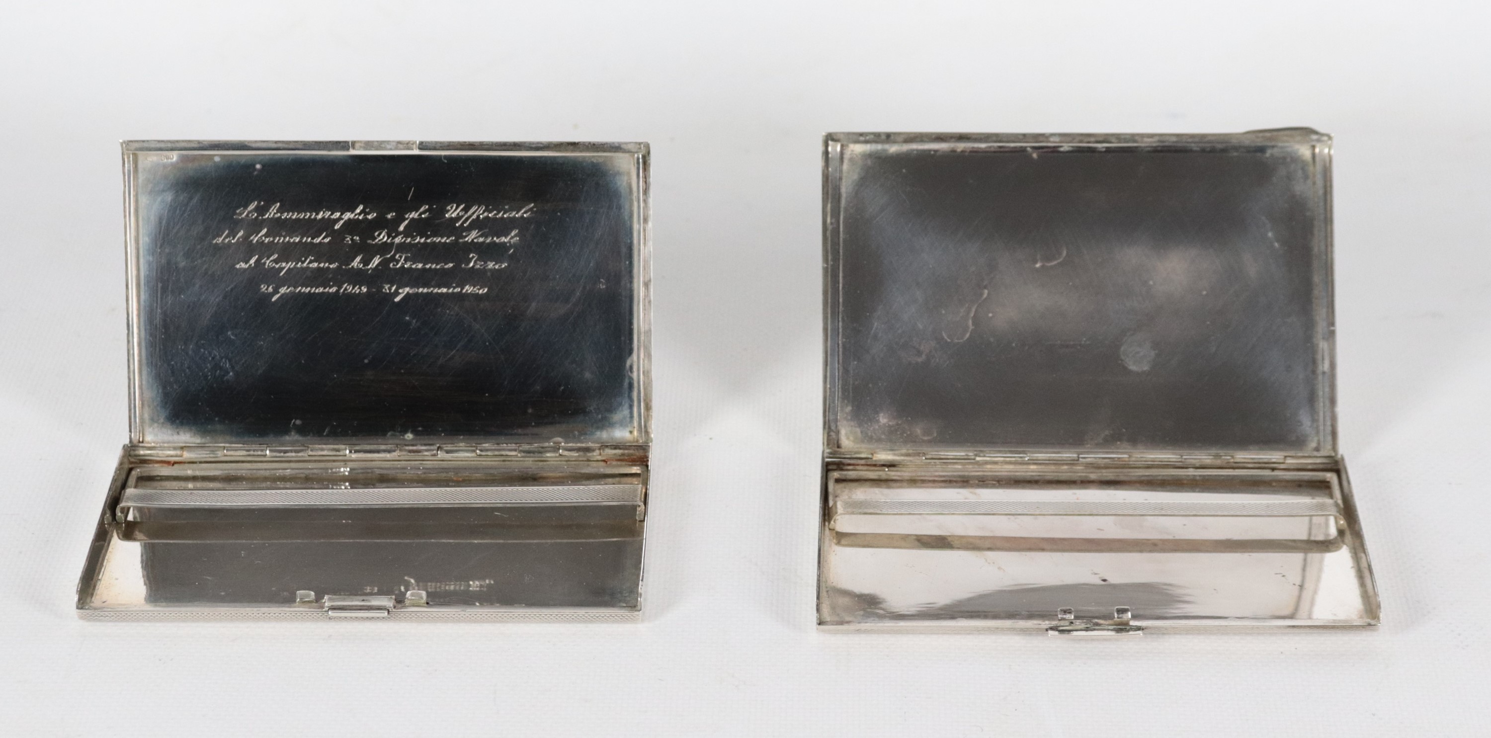 Lotto di due portasigarette in argento guillochè, gr. 335