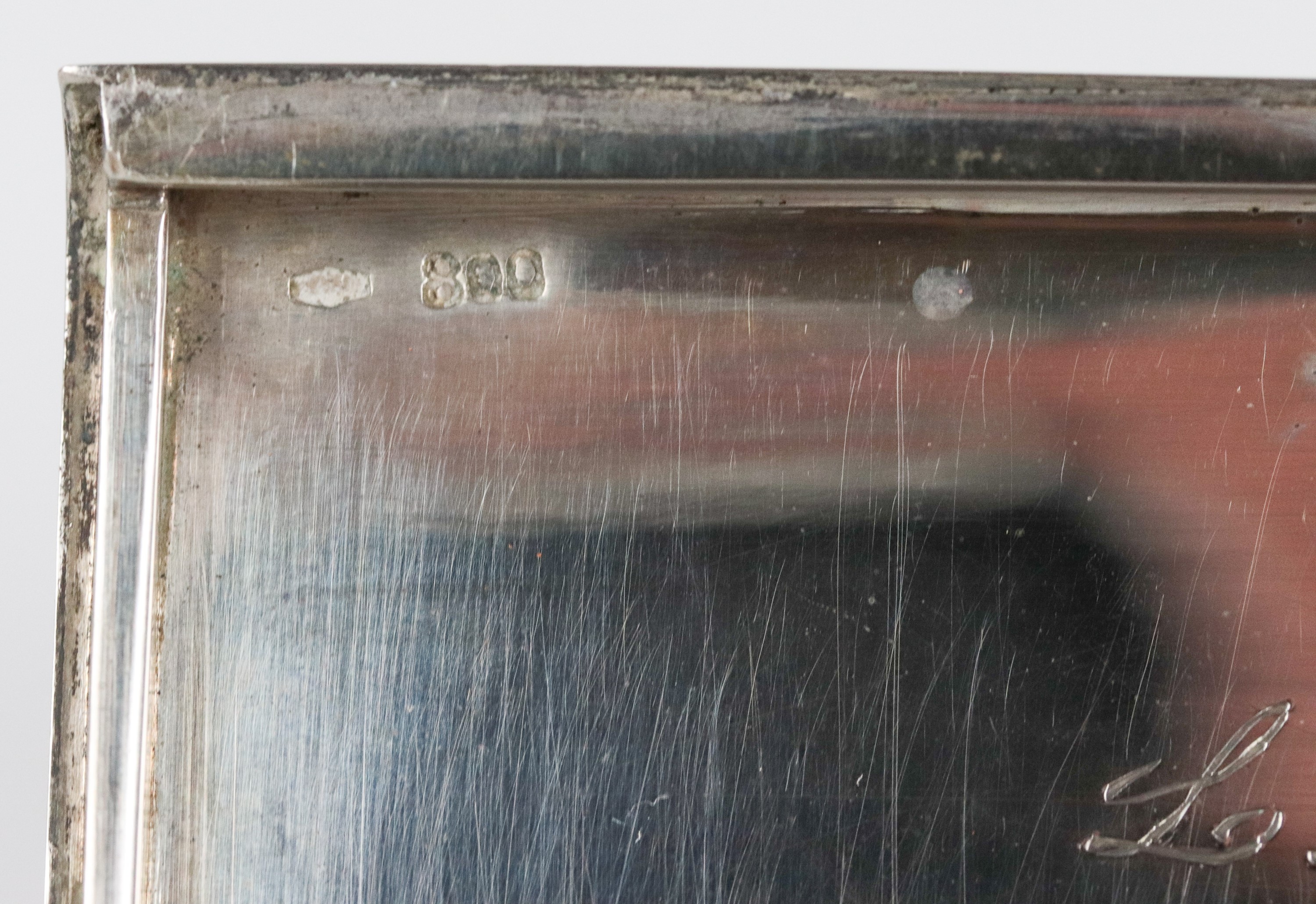 Lotto di due portasigarette in argento guillochè, gr. 335