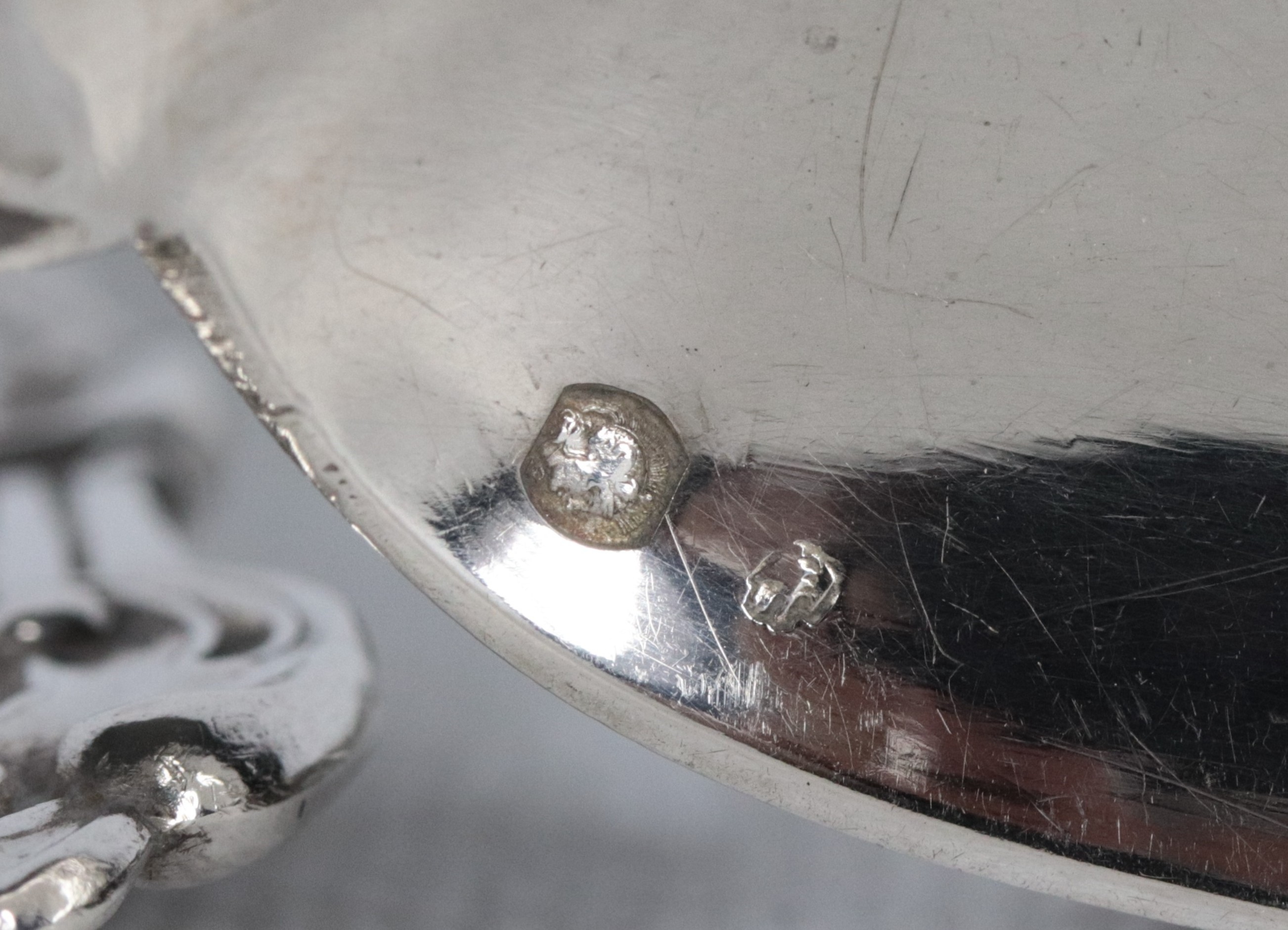 Lotto di dodici cucchiai e dodici forchette in argento sbalzato (24 pz), gr. 680