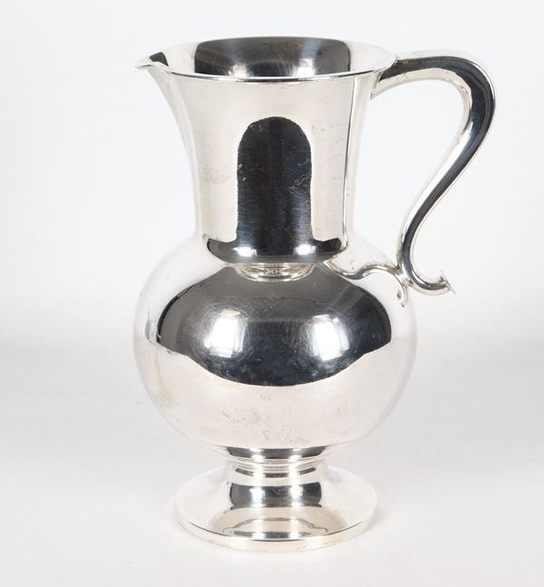 Silver jug with curved handle, gr. 720