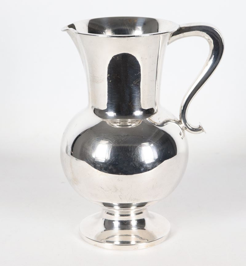 Brocca in argento con manico ricurvo, gr. 720