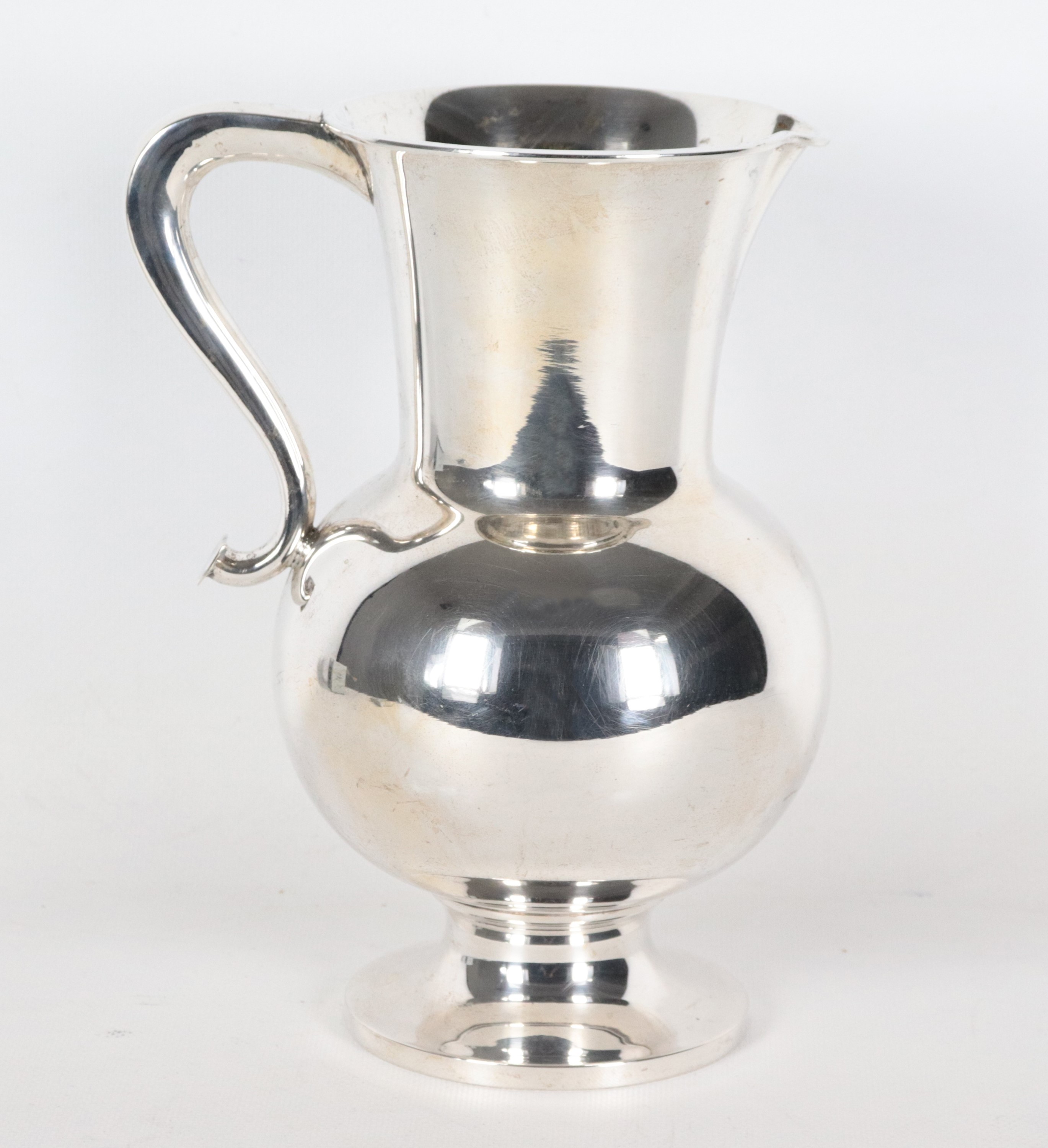 Brocca in argento con manico ricurvo, gr. 720