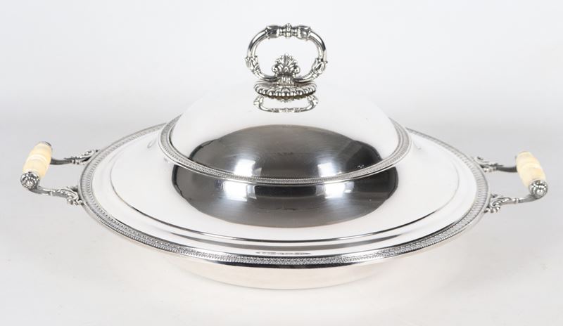 Grande legumiera tonda in argento, gr. 1760