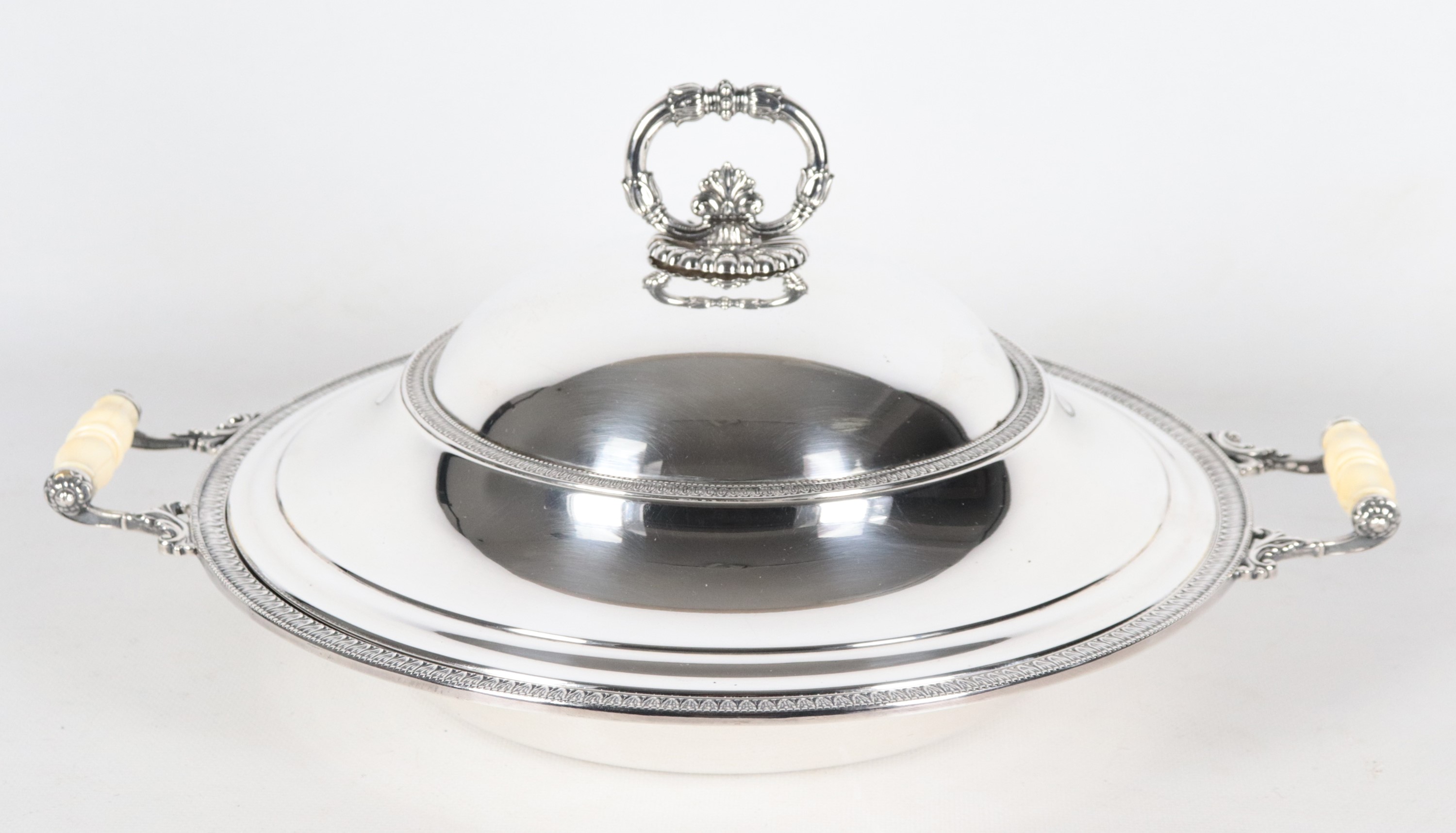 Grande legumiera tonda in argento, gr. 1760