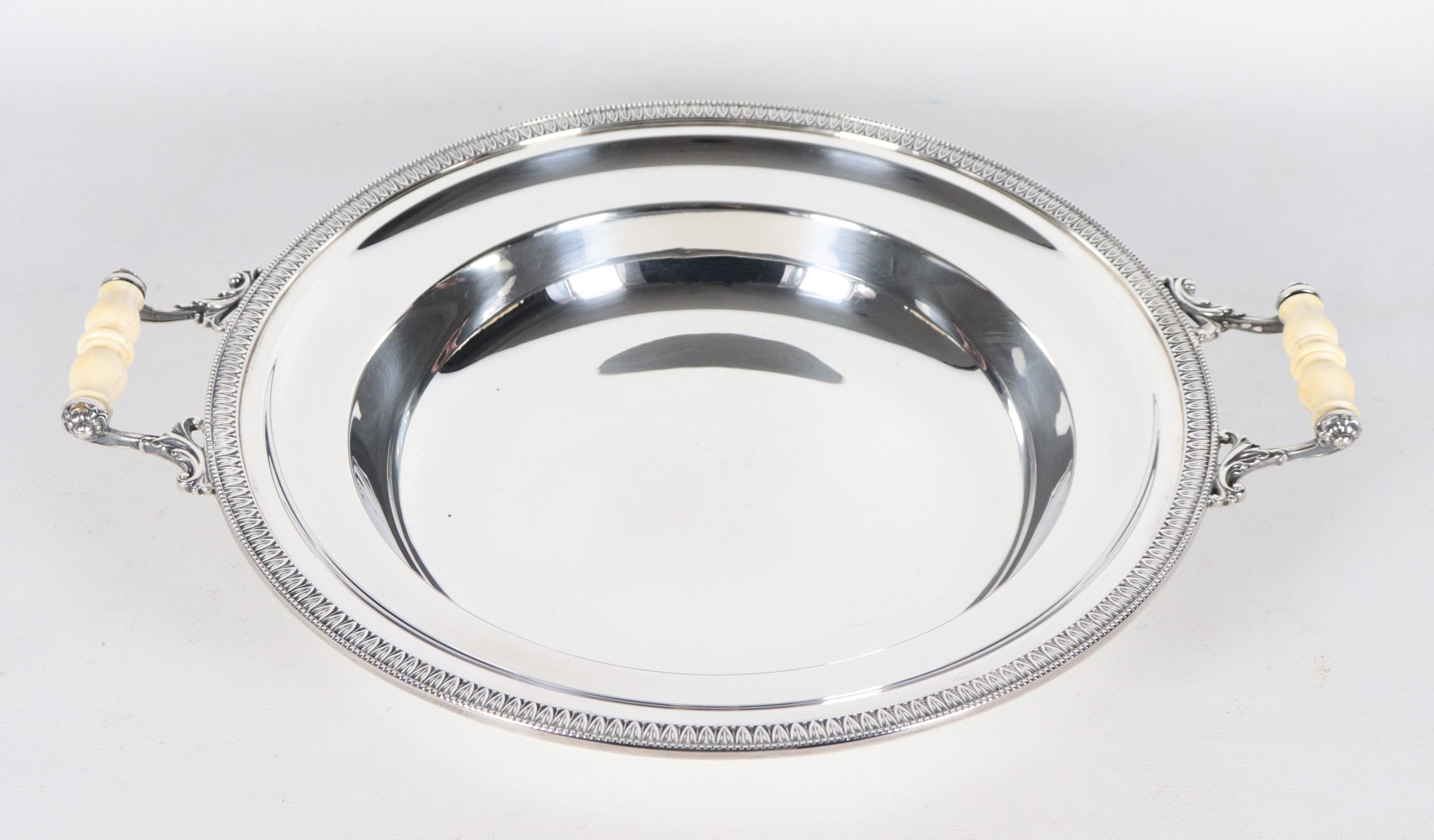 Grande legumiera tonda in argento, gr. 1760