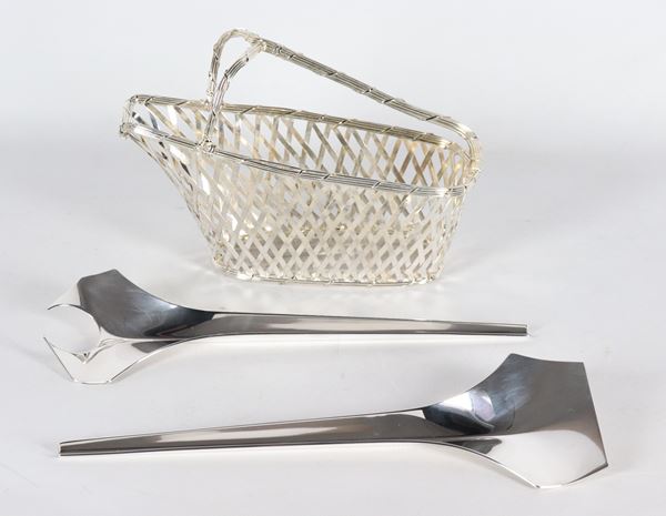 Silver metal lot of two serving cutlery and a wine basket
