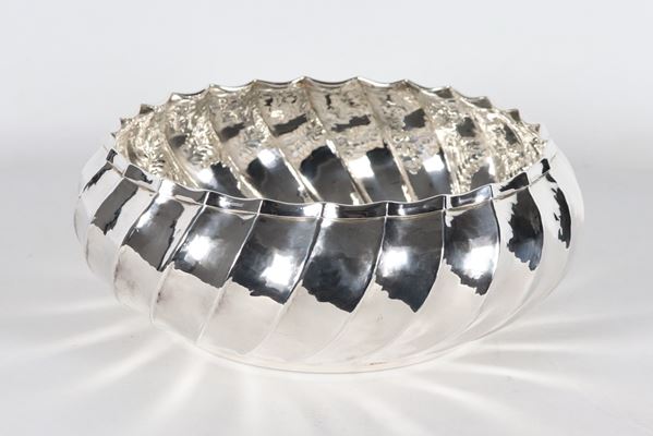 Round fruit bowl in silver metal