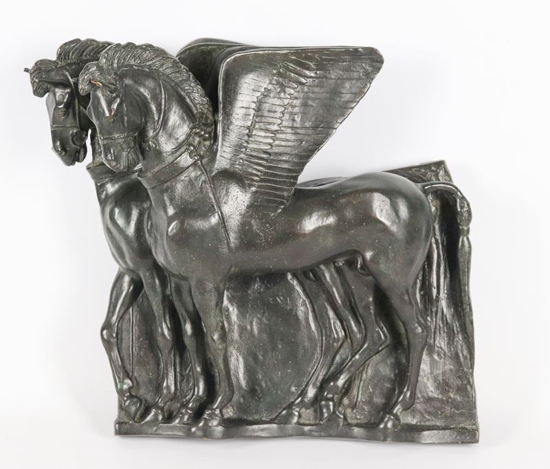 "I cavalli alati", altorilievo in bronzo patinato