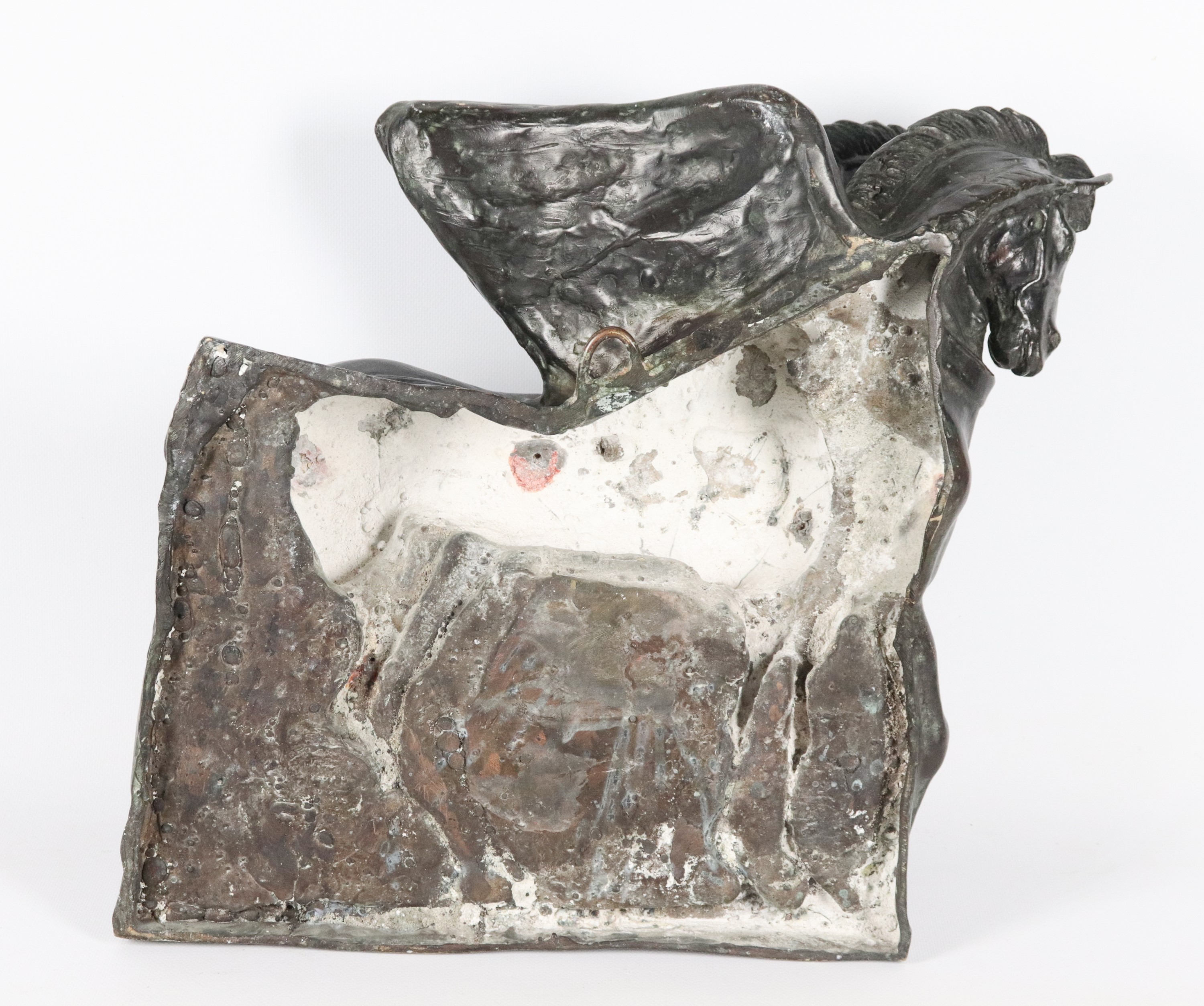 "I cavalli alati", altorilievo in bronzo patinato