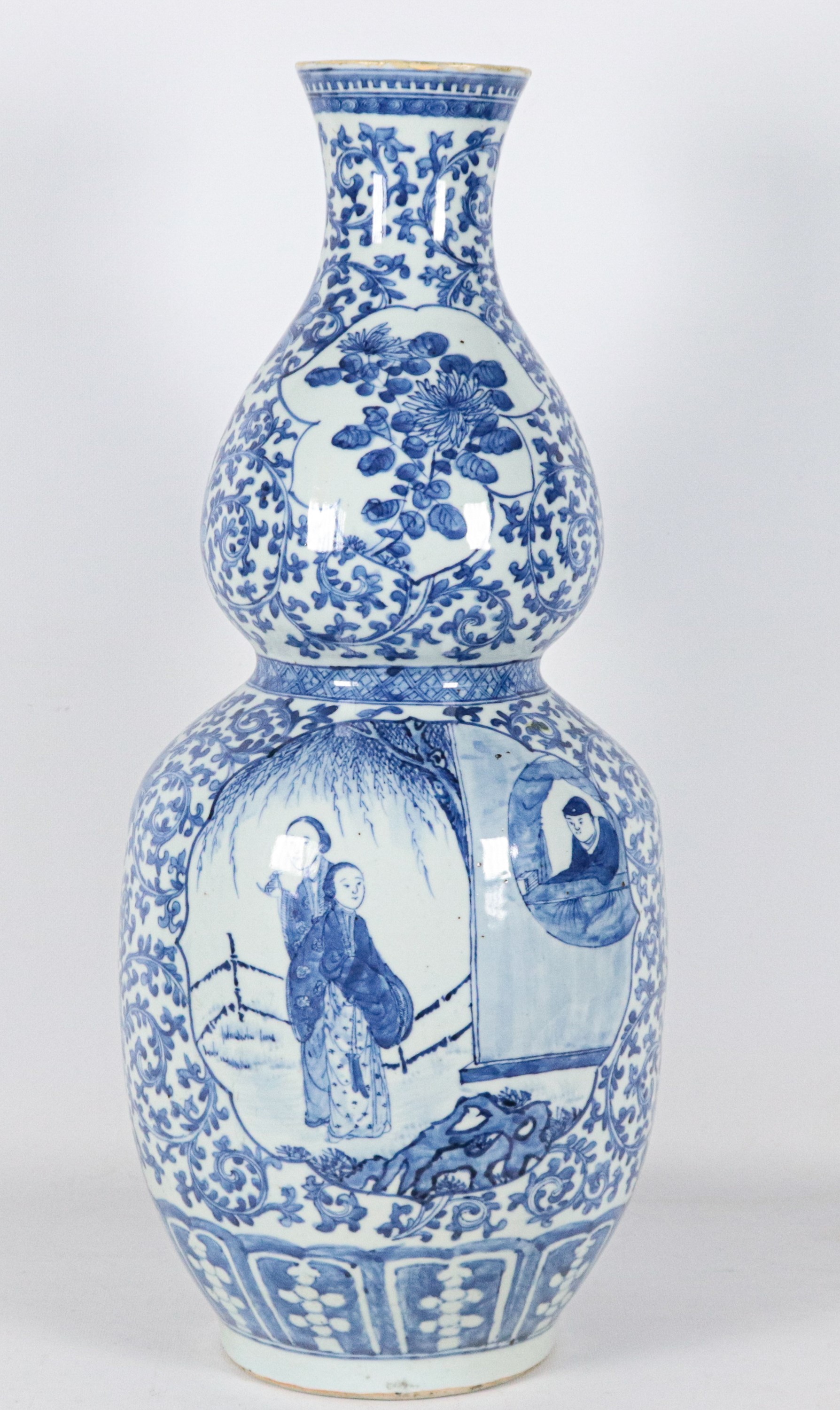 Antico vaso cinese in porcellana bianca e blu