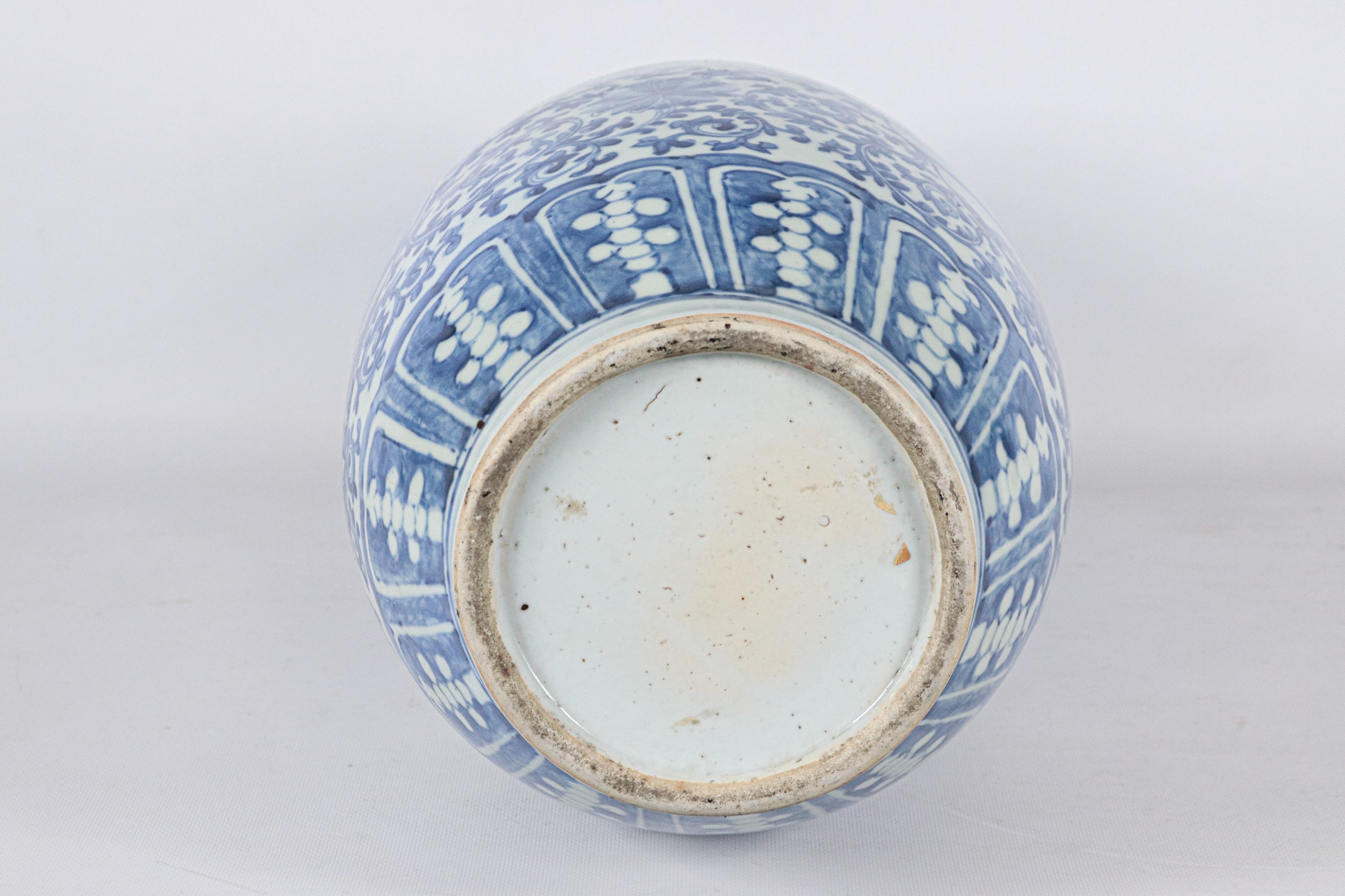 Antico vaso cinese in porcellana bianca e blu