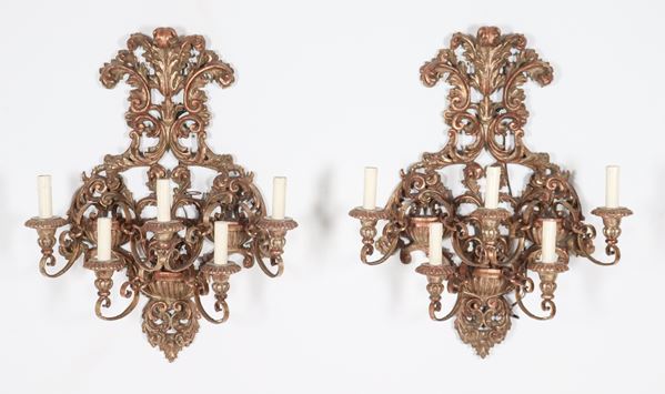 Coppia di appliques di linea Luigi XIV in legno dorato e argentato