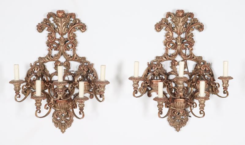 Coppia di appliques di linea Luigi XIV in legno dorato e argentato