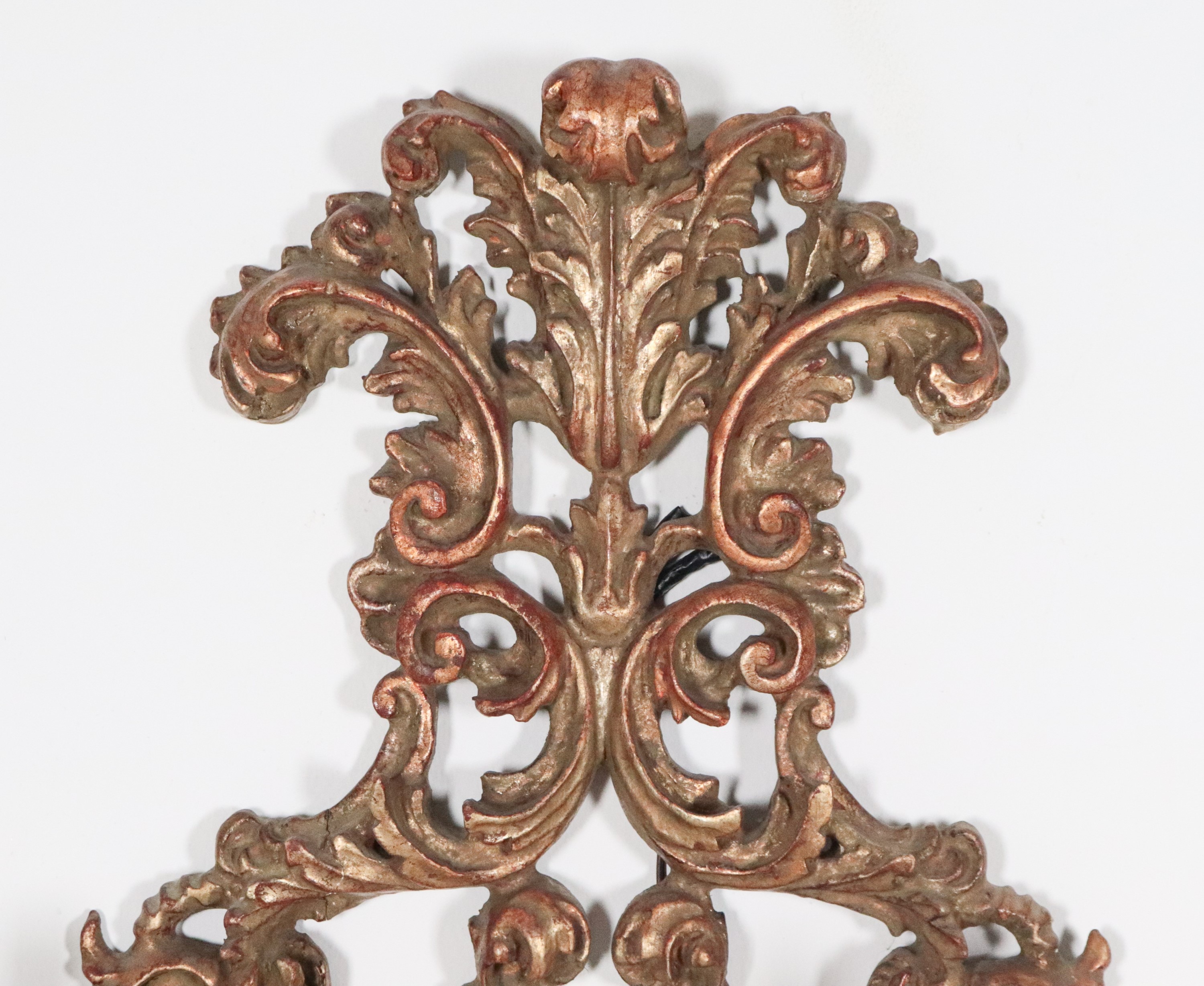 Coppia di appliques di linea Luigi XIV in legno dorato e argentato
