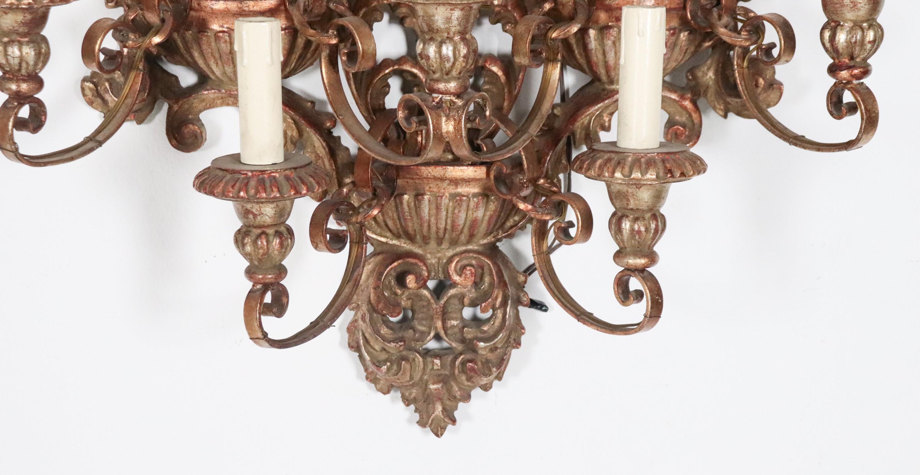 Coppia di appliques di linea Luigi XIV in legno dorato e argentato