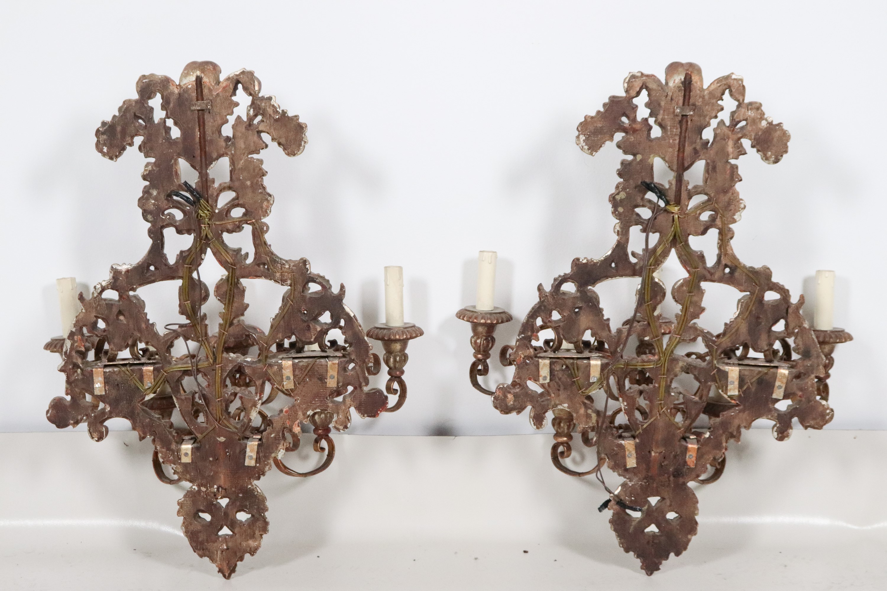 Coppia di appliques di linea Luigi XIV in legno dorato e argentato