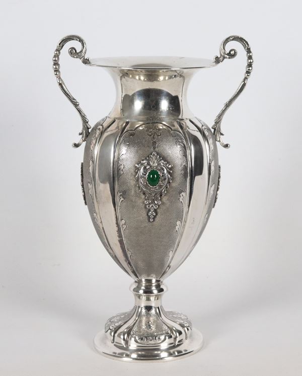 Vaso ad anfora in argento cesellato e sbalzato con applicazioni di pietre dure, gr. 590