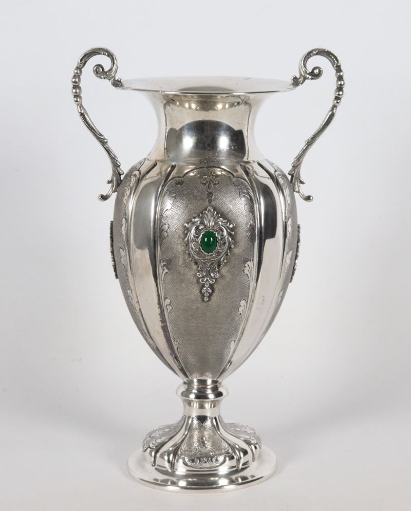 Vaso ad anfora in argento cesellato e sbalzato con applicazioni di pietre dure, gr. 590