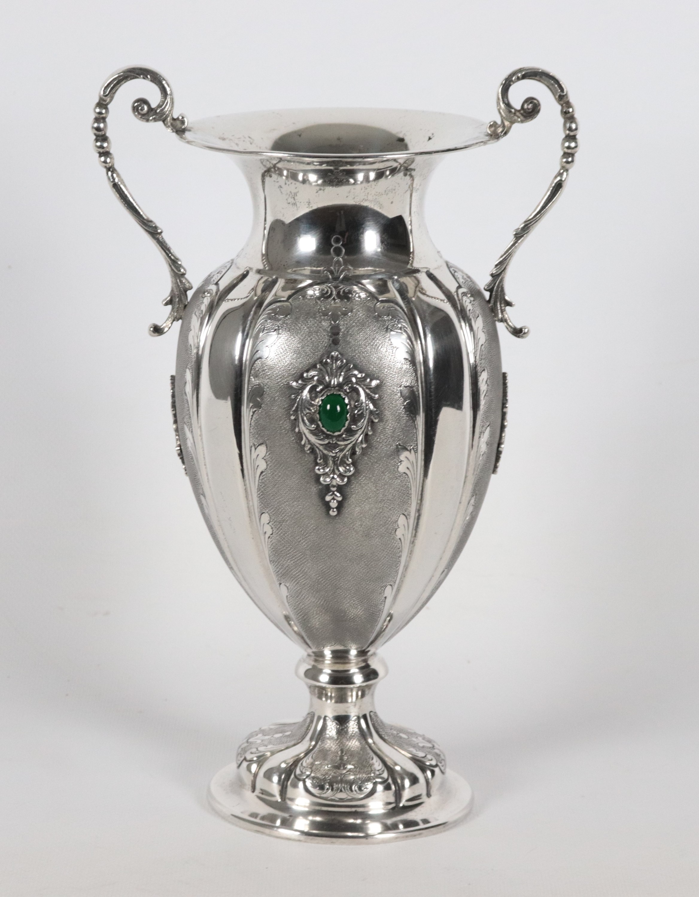 Vaso ad anfora in argento cesellato e sbalzato con applicazioni di pietre dure, gr. 590