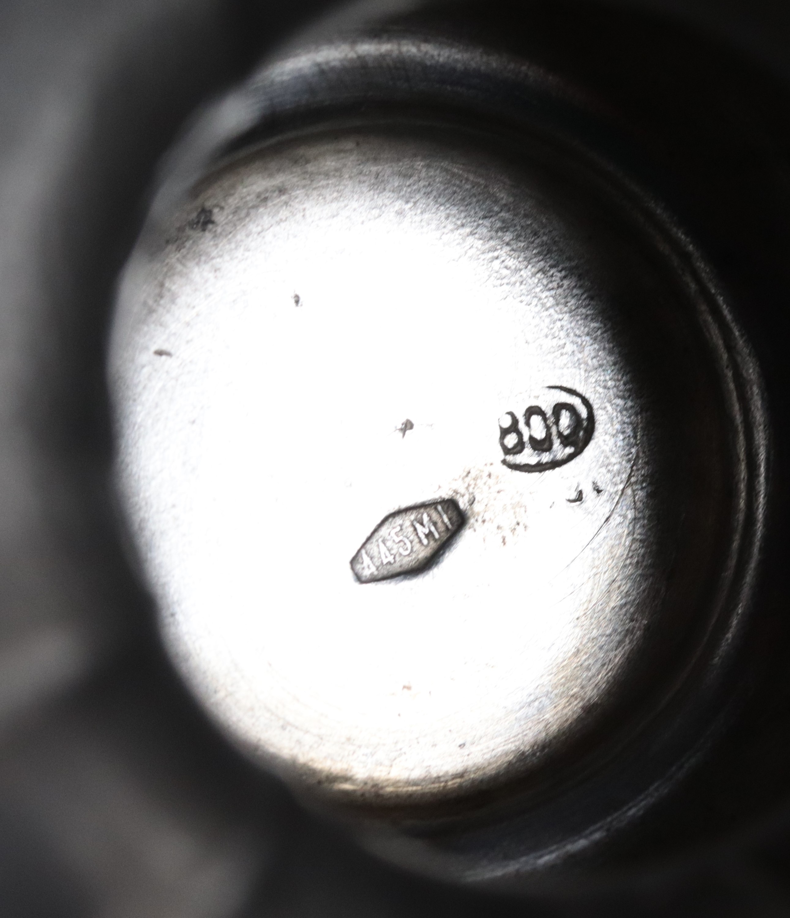 Vaso ad anfora in argento cesellato e sbalzato con applicazioni di pietre dure, gr. 590