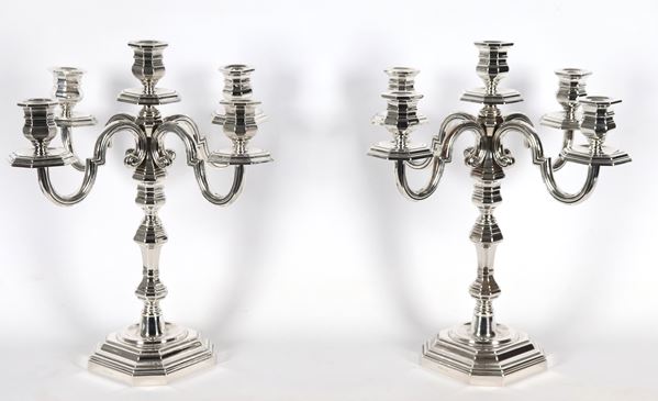 Coppia di candelabri in argento cesellato e sbalzato, 5 fiamme ciascuno, gr. 2310