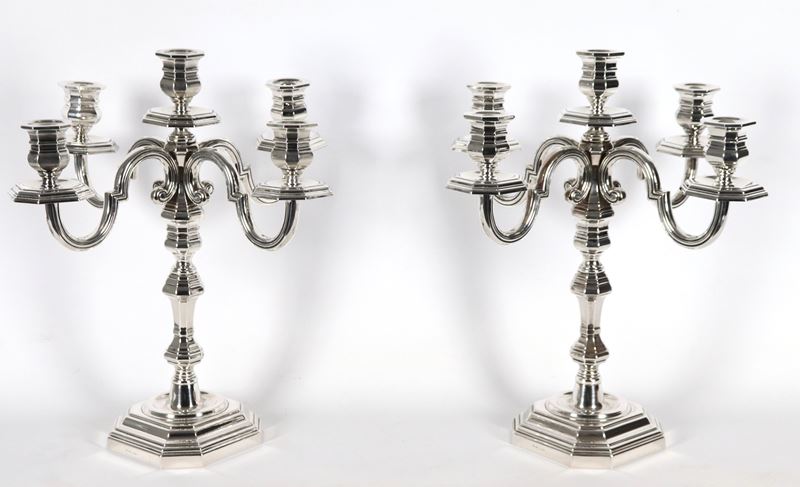 Coppia di candelabri in argento cesellato e sbalzato, 5 fiamme ciascuno, gr. 2310