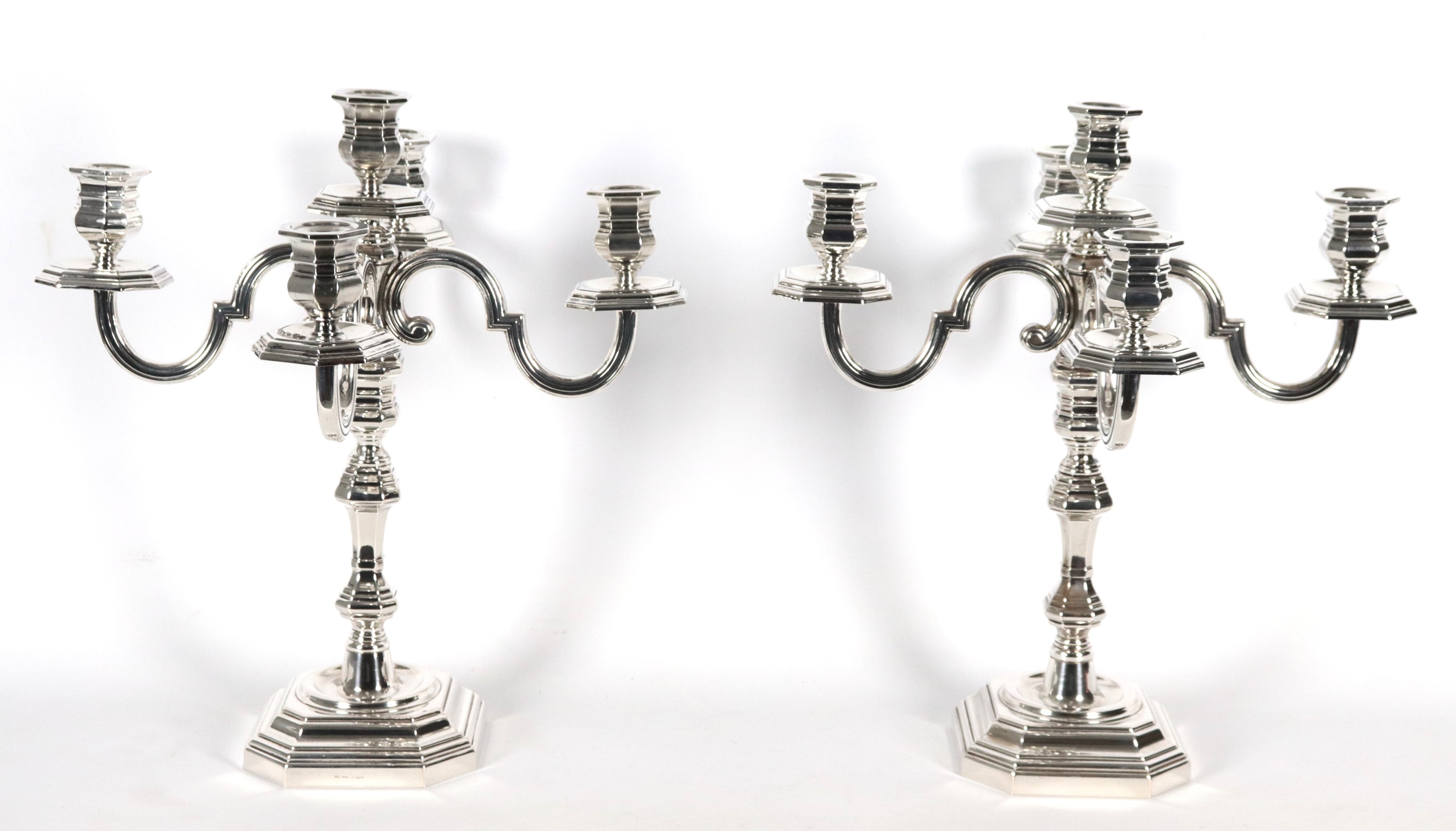 Coppia di candelabri in argento cesellato e sbalzato, 5 fiamme ciascuno, gr. 2310