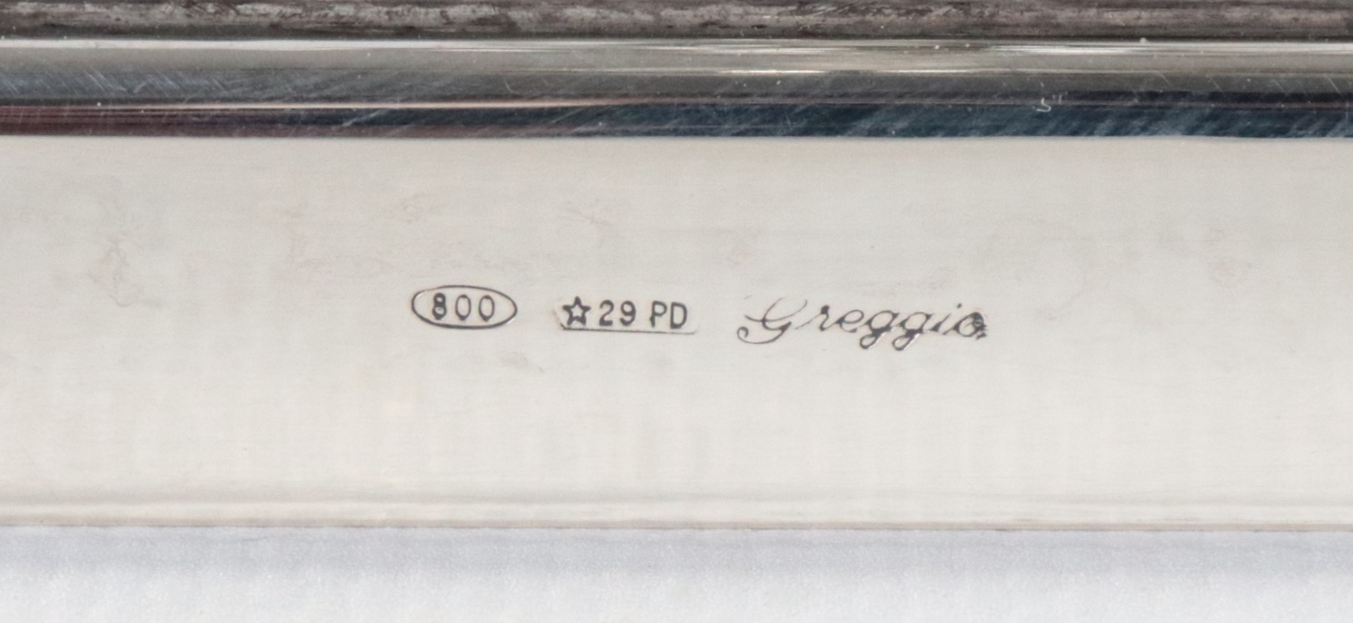 Coppia di candelabri in argento cesellato e sbalzato, 5 fiamme ciascuno, gr. 2310