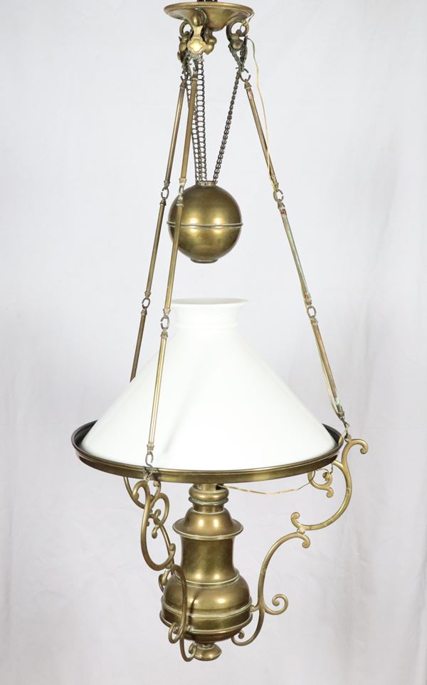 Lampada a petrolio da soffitto in metallo dorato con campana in opaline bianca