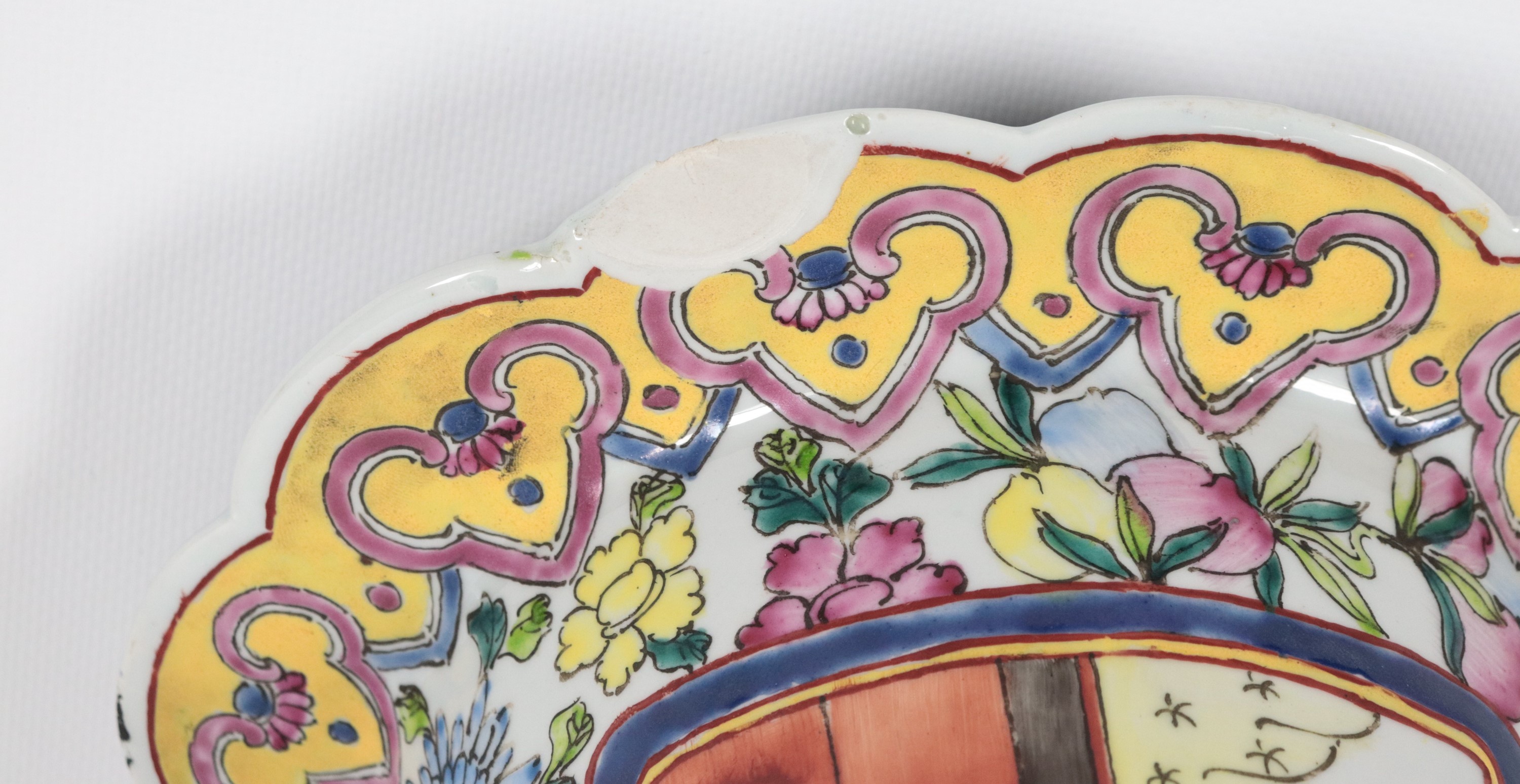 Vaso cinese Canton in porcellana smaltata e policroma con scene di vita di corte