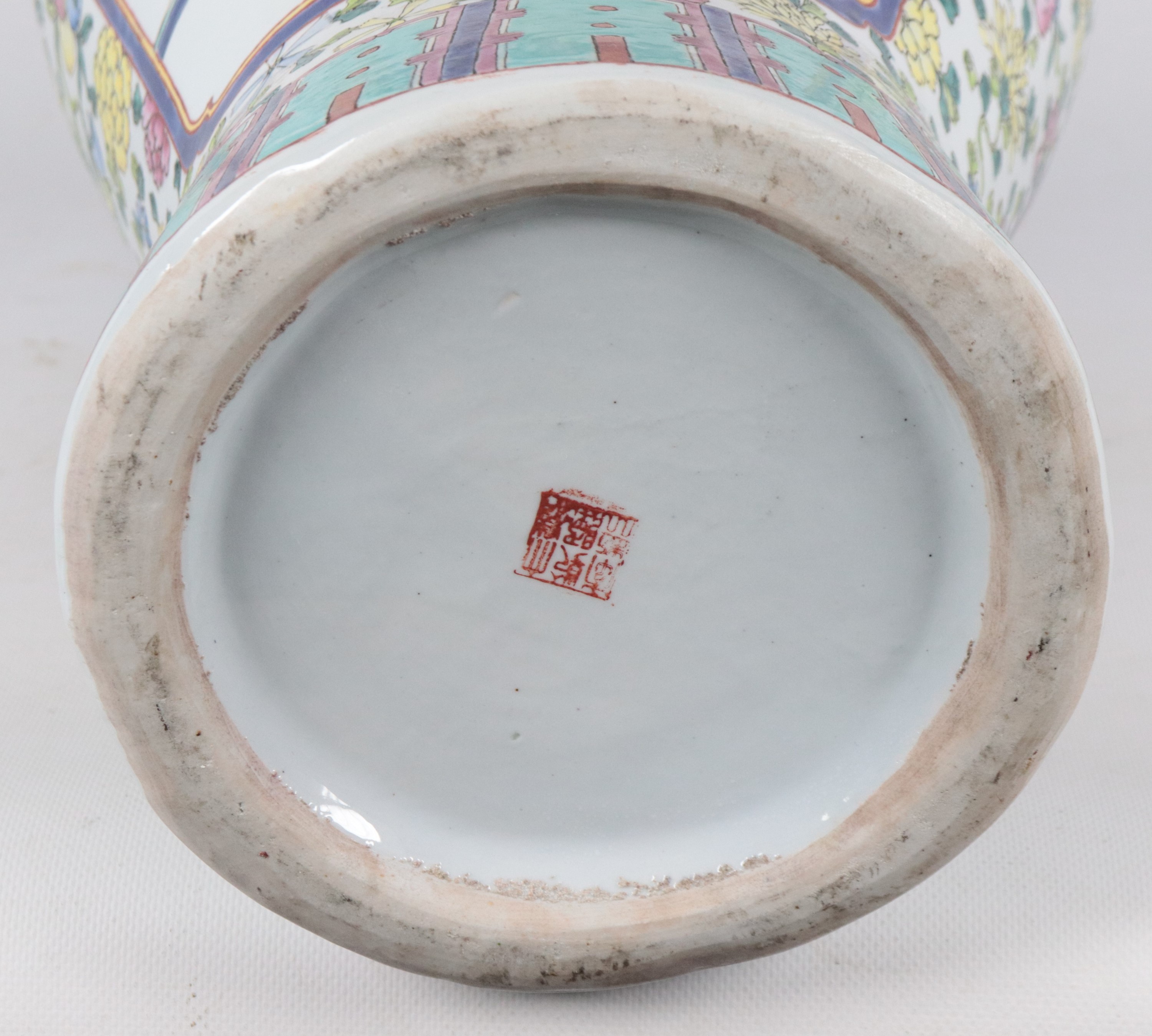 Vaso cinese Canton in porcellana smaltata e policroma con scene di vita di corte